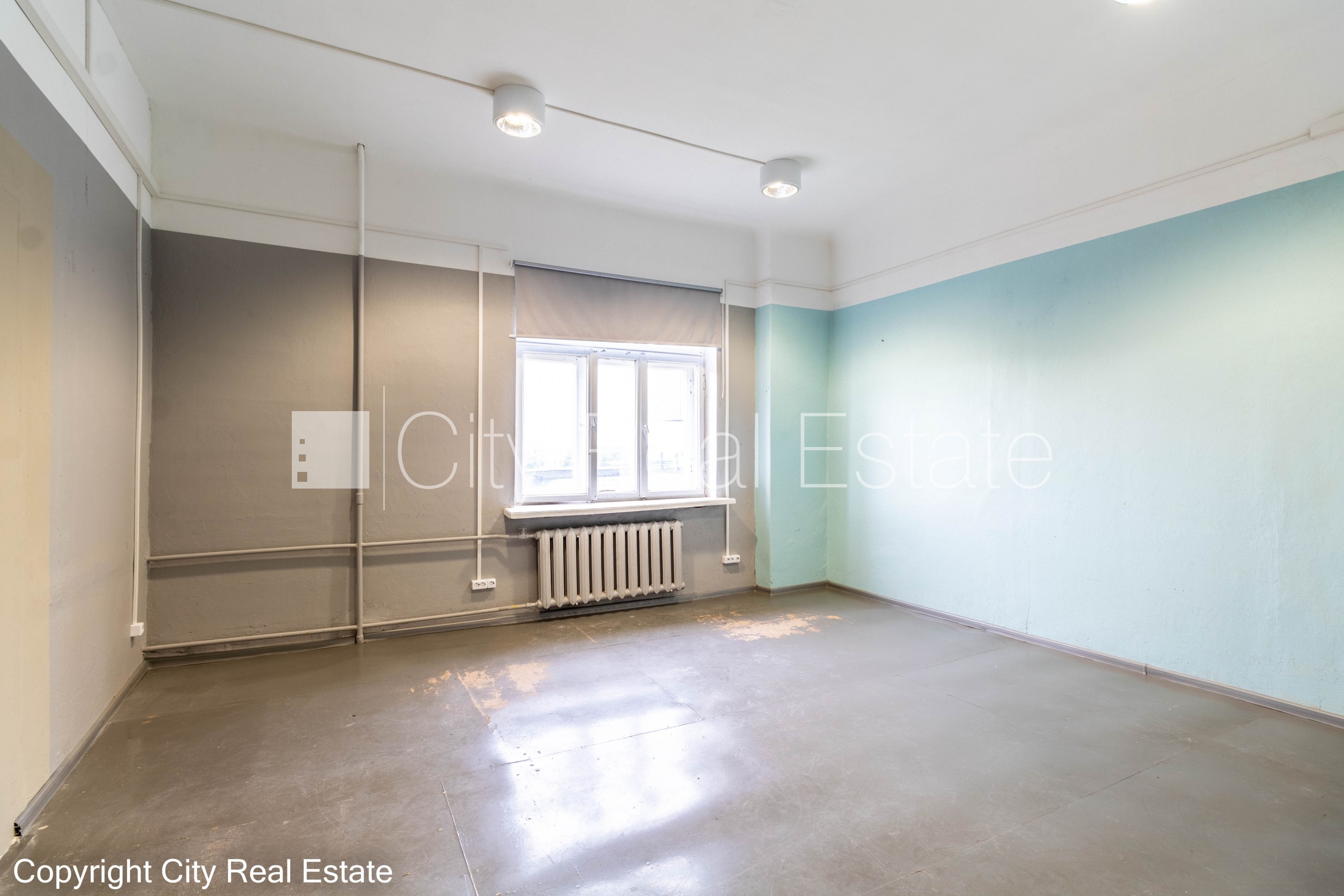 Объявление. Фасадный дом, закрытый двор, места для нескольких машин, вход с улицы, лестничная клетка после Цена: 580 EUR/мес. Foto #5