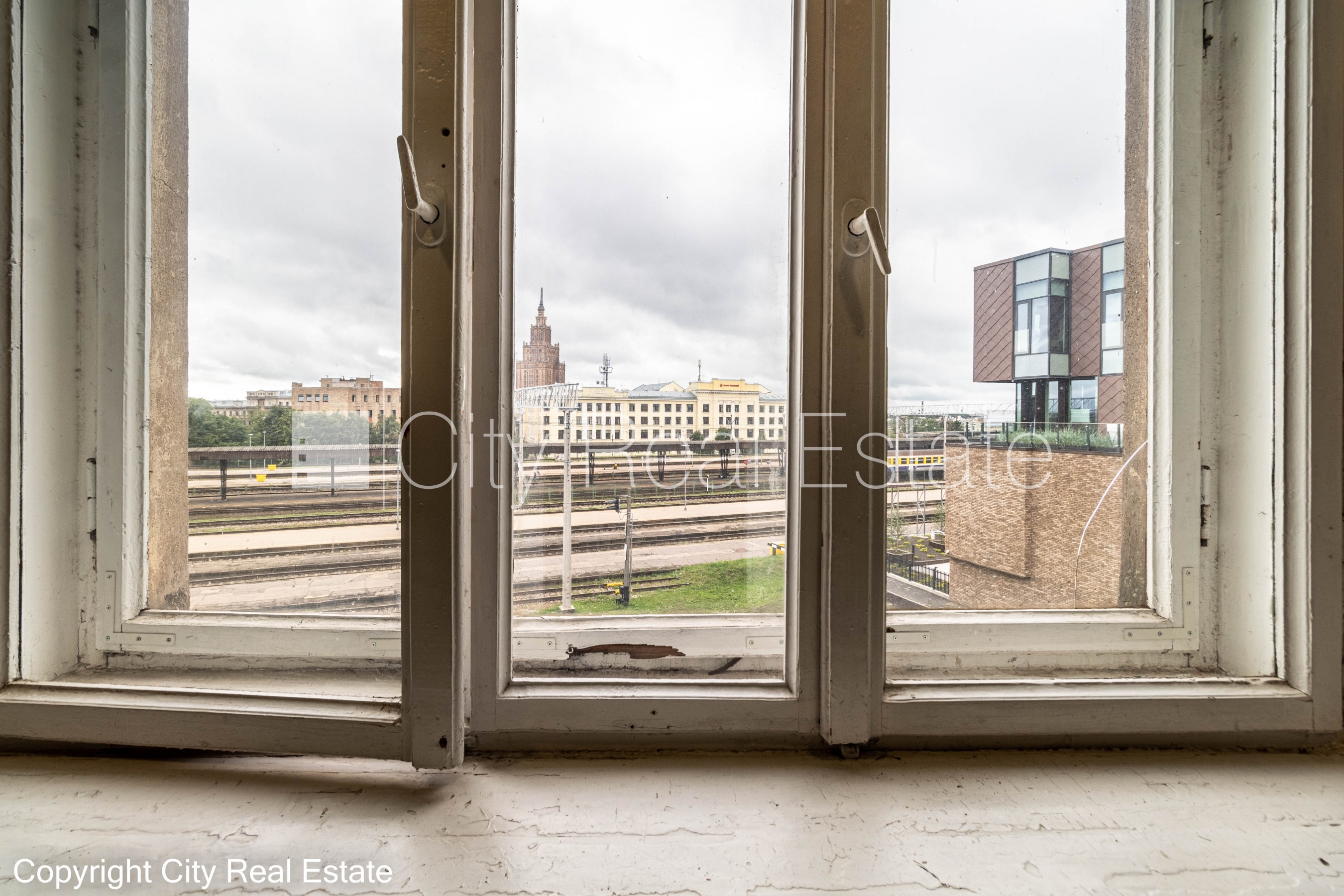 Объявление. Фасадный дом, закрытый двор, места для нескольких машин, вход с улицы, лестничная клетка после Цена: 580 EUR/мес. Foto #6