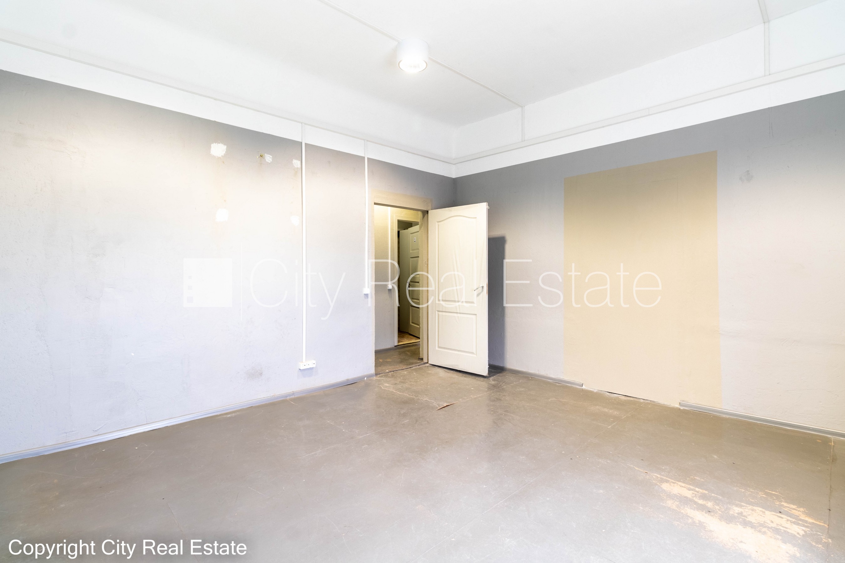 Объявление. Фасадный дом, закрытый двор, места для нескольких машин, вход с улицы, лестничная клетка после Цена: 580 EUR/мес. Foto #7