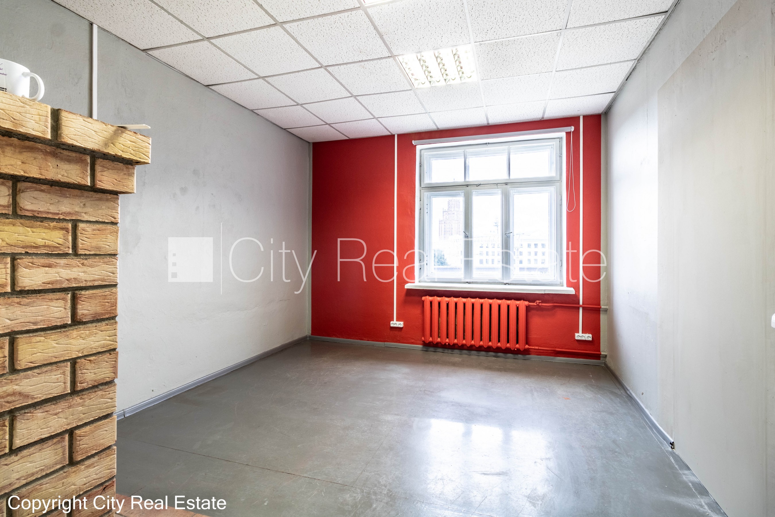 Объявление. Фасадный дом, закрытый двор, места для нескольких машин, вход с улицы, лестничная клетка после Цена: 580 EUR/мес. Foto #1