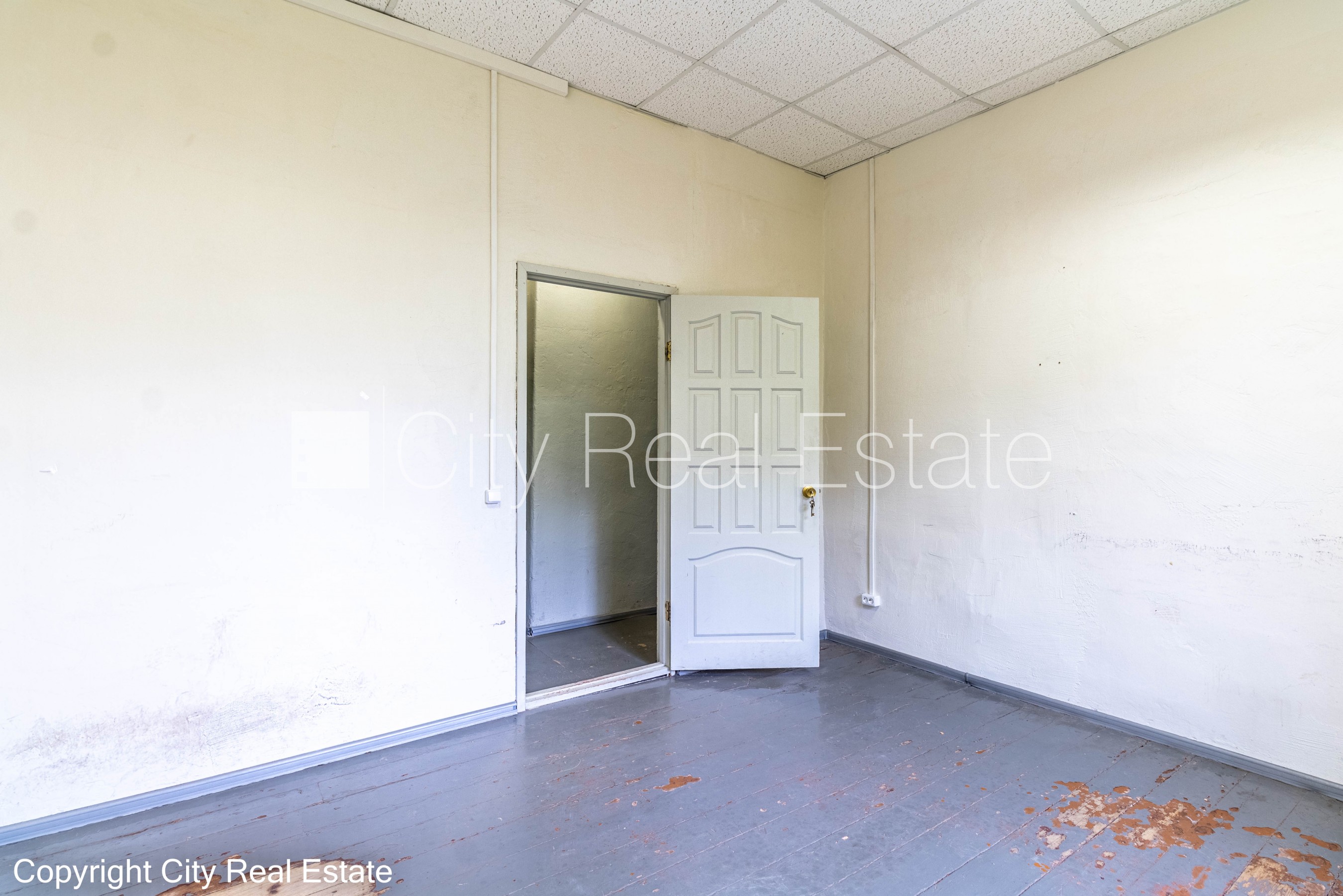 Объявление. Фасадный дом, закрытый двор, места для нескольких машин, вход с улицы, лестничная клетка после Цена: 580 EUR/мес. Foto #9