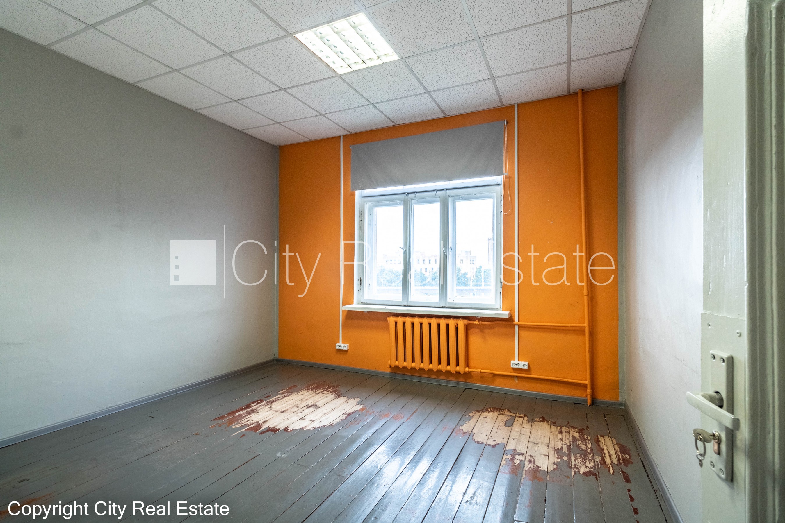 Объявление. Фасадный дом, закрытый двор, места для нескольких машин, вход с улицы, лестничная клетка после Цена: 580 EUR/мес. Foto #10