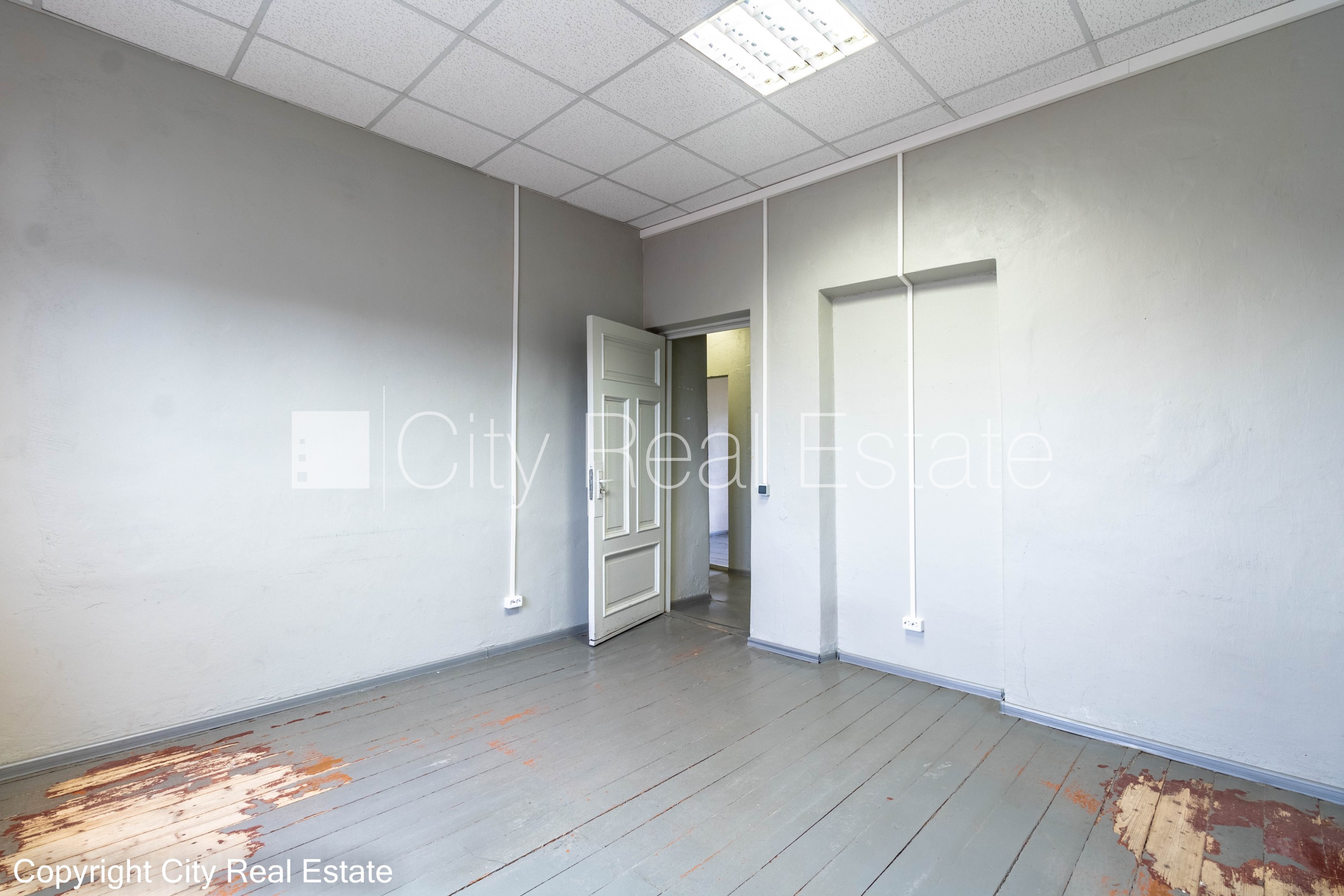 Объявление. Фасадный дом, закрытый двор, места для нескольких машин, вход с улицы, лестничная клетка после Цена: 580 EUR/мес. Foto #11