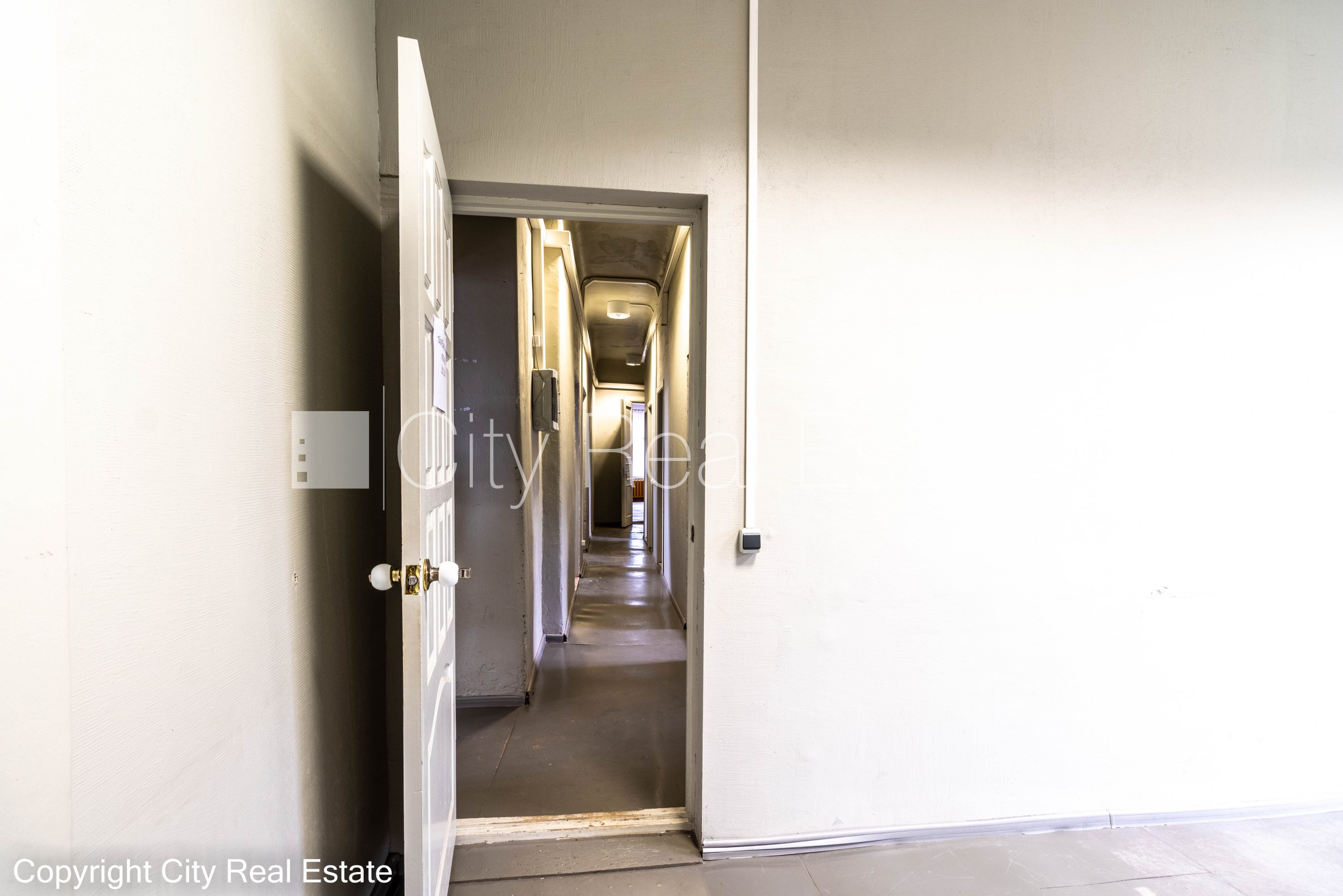 Объявление. Фасадный дом, закрытый двор, места для нескольких машин, вход с улицы, лестничная клетка после Цена: 580 EUR/мес. Foto #12