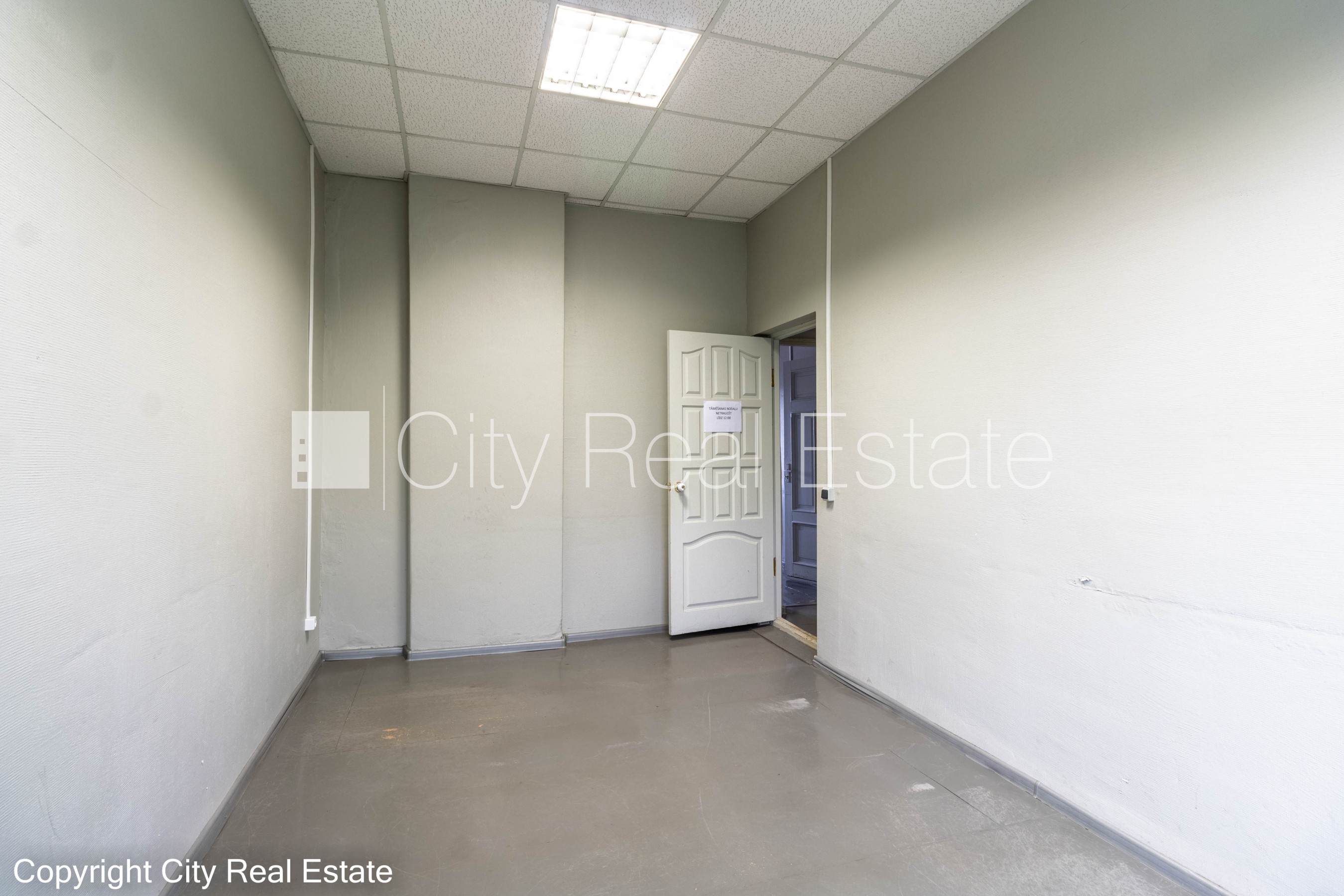 Объявление. Фасадный дом, закрытый двор, места для нескольких машин, вход с улицы, лестничная клетка после Цена: 580 EUR/мес. Foto #15