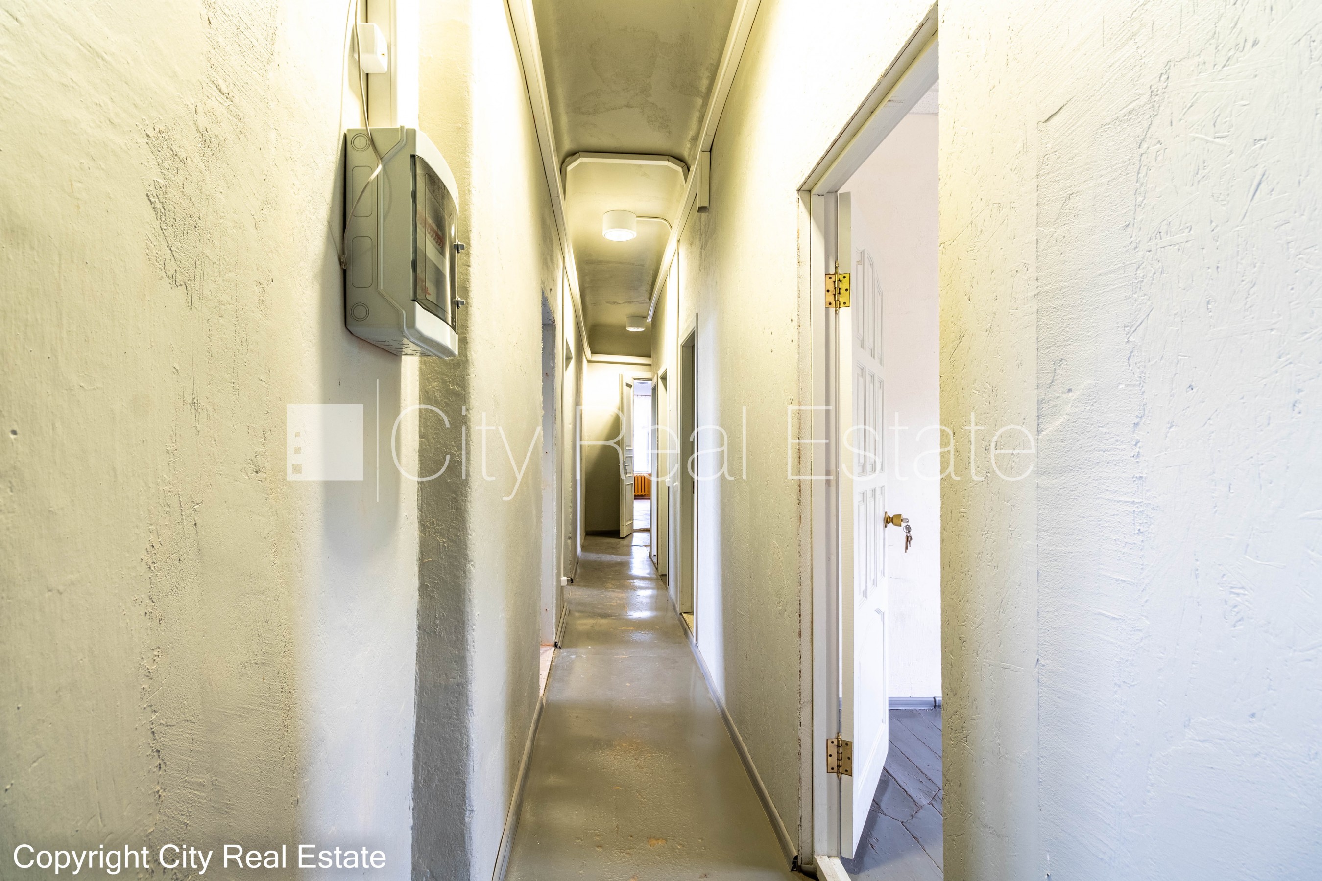 Объявление. Фасадный дом, закрытый двор, места для нескольких машин, вход с улицы, лестничная клетка после Цена: 580 EUR/мес. Foto #16