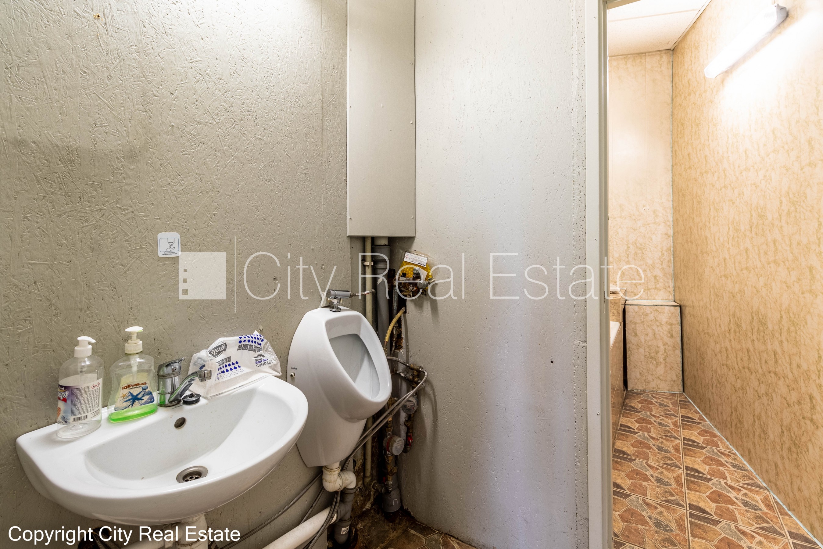 Объявление. Фасадный дом, закрытый двор, места для нескольких машин, вход с улицы, лестничная клетка после Цена: 580 EUR/мес. Foto #17