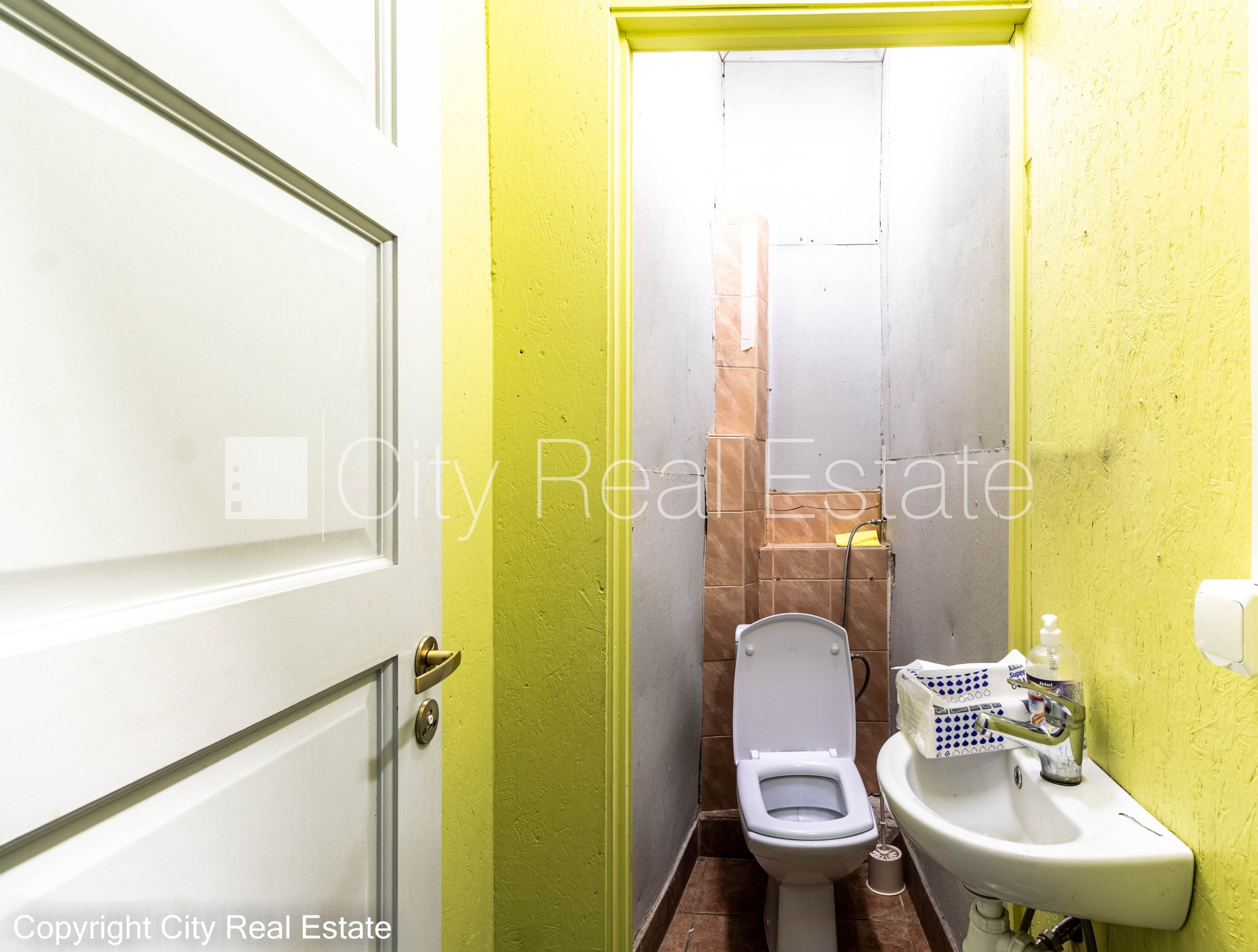 Объявление. Фасадный дом, закрытый двор, места для нескольких машин, вход с улицы, лестничная клетка после Цена: 580 EUR/мес. Foto #18