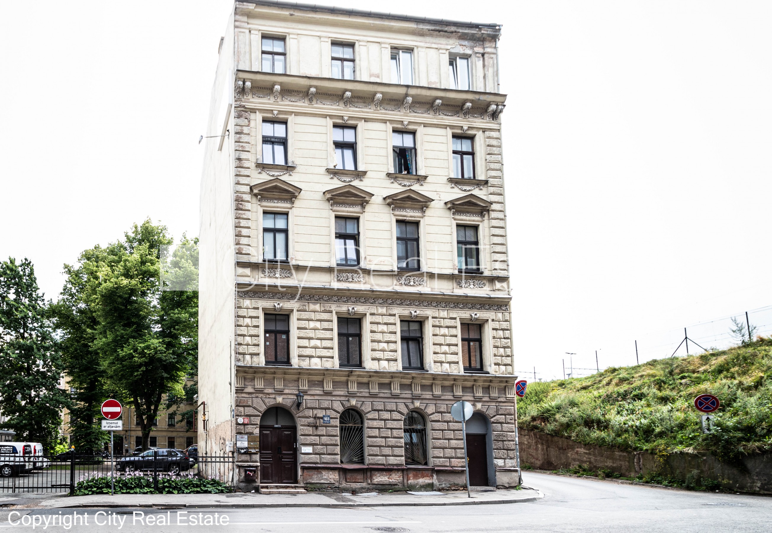 Объявление. Фасадный дом, закрытый двор, места для нескольких машин, вход с улицы, лестничная клетка после Цена: 580 EUR/мес. Foto #20