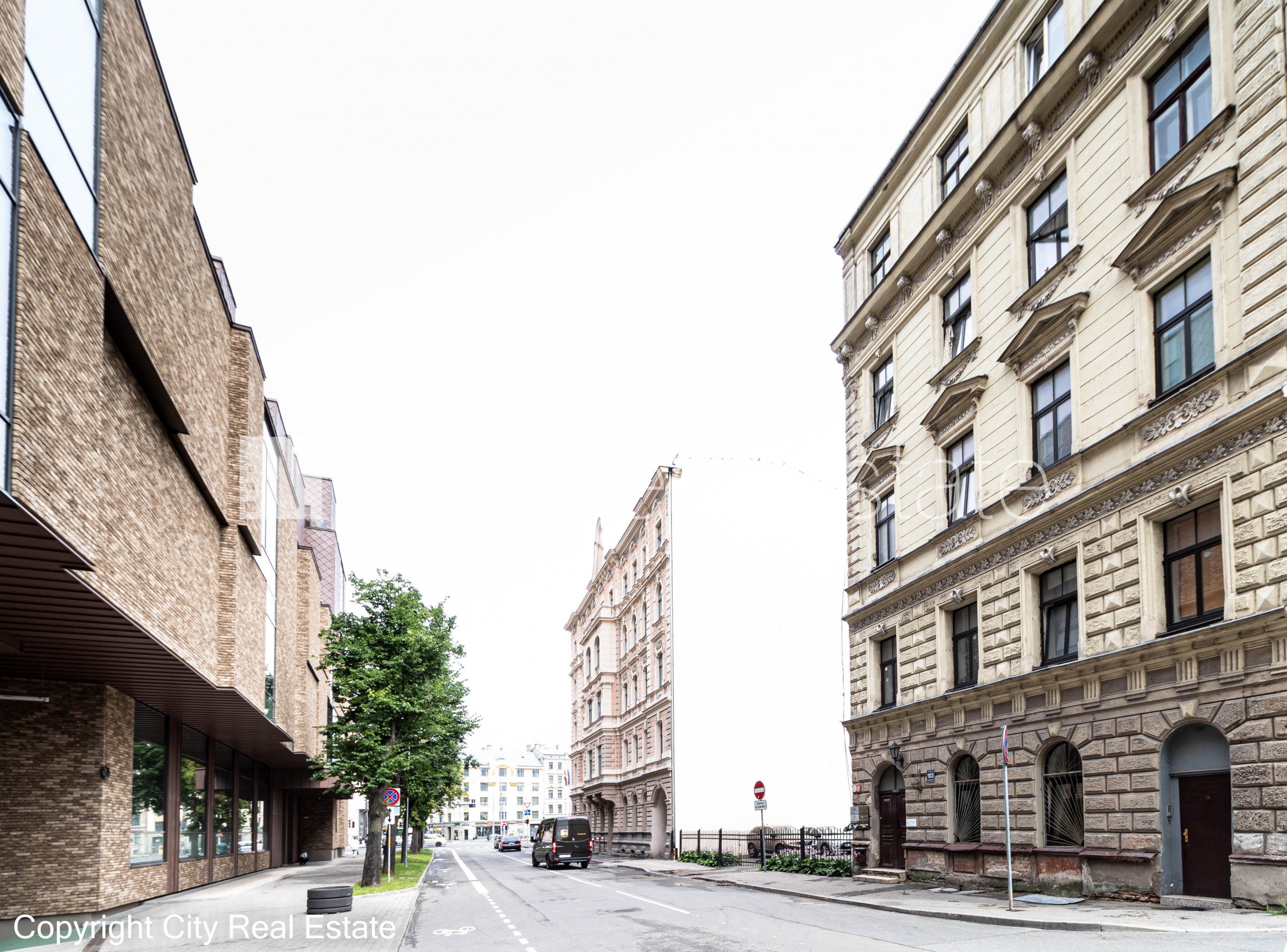 Объявление. Фасадный дом, закрытый двор, места для нескольких машин, вход с улицы, лестничная клетка после Цена: 580 EUR/мес. Foto #21