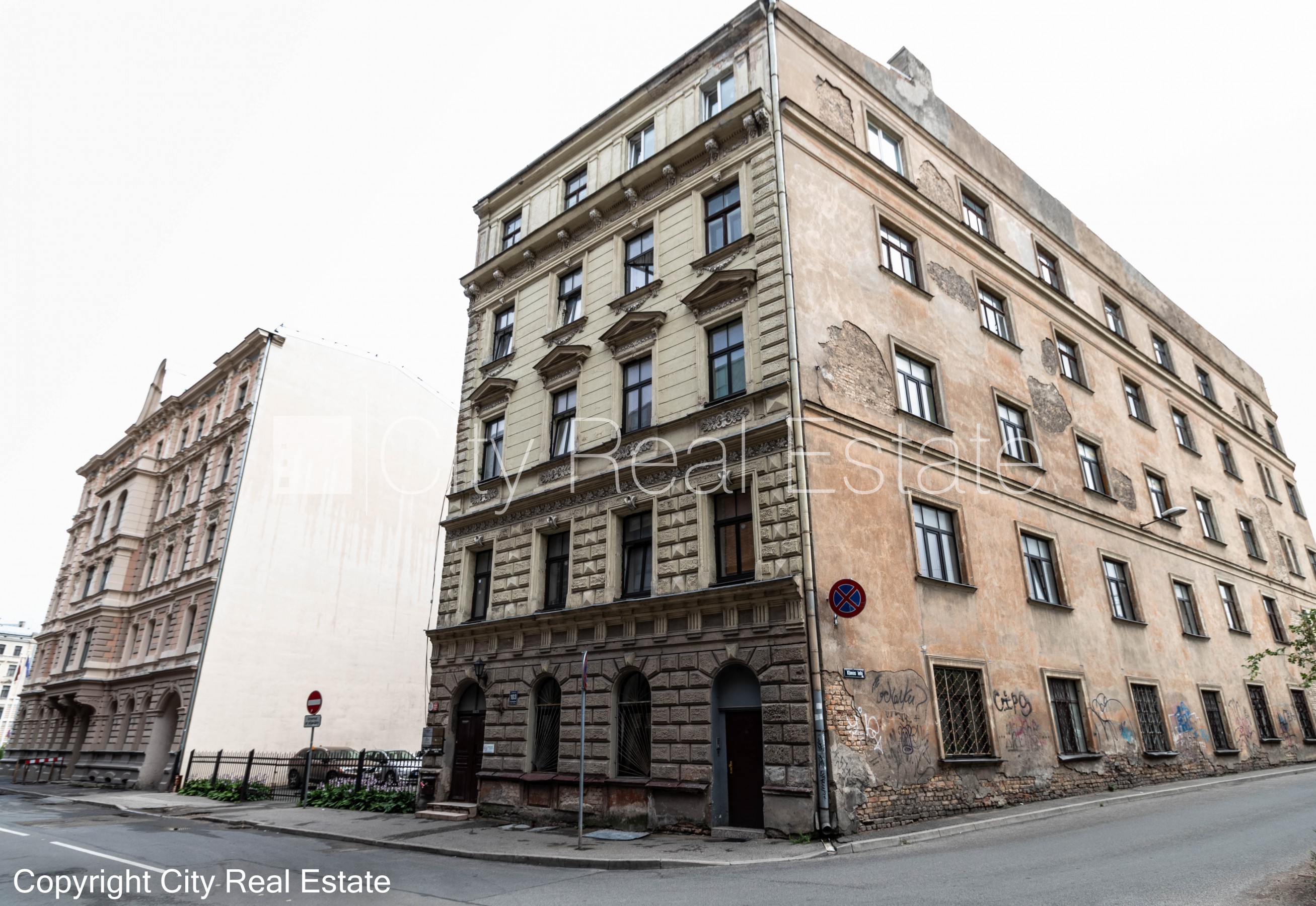 Объявление. Фасадный дом, закрытый двор, места для нескольких машин, вход с улицы, лестничная клетка после Цена: 580 EUR/мес. Foto #22