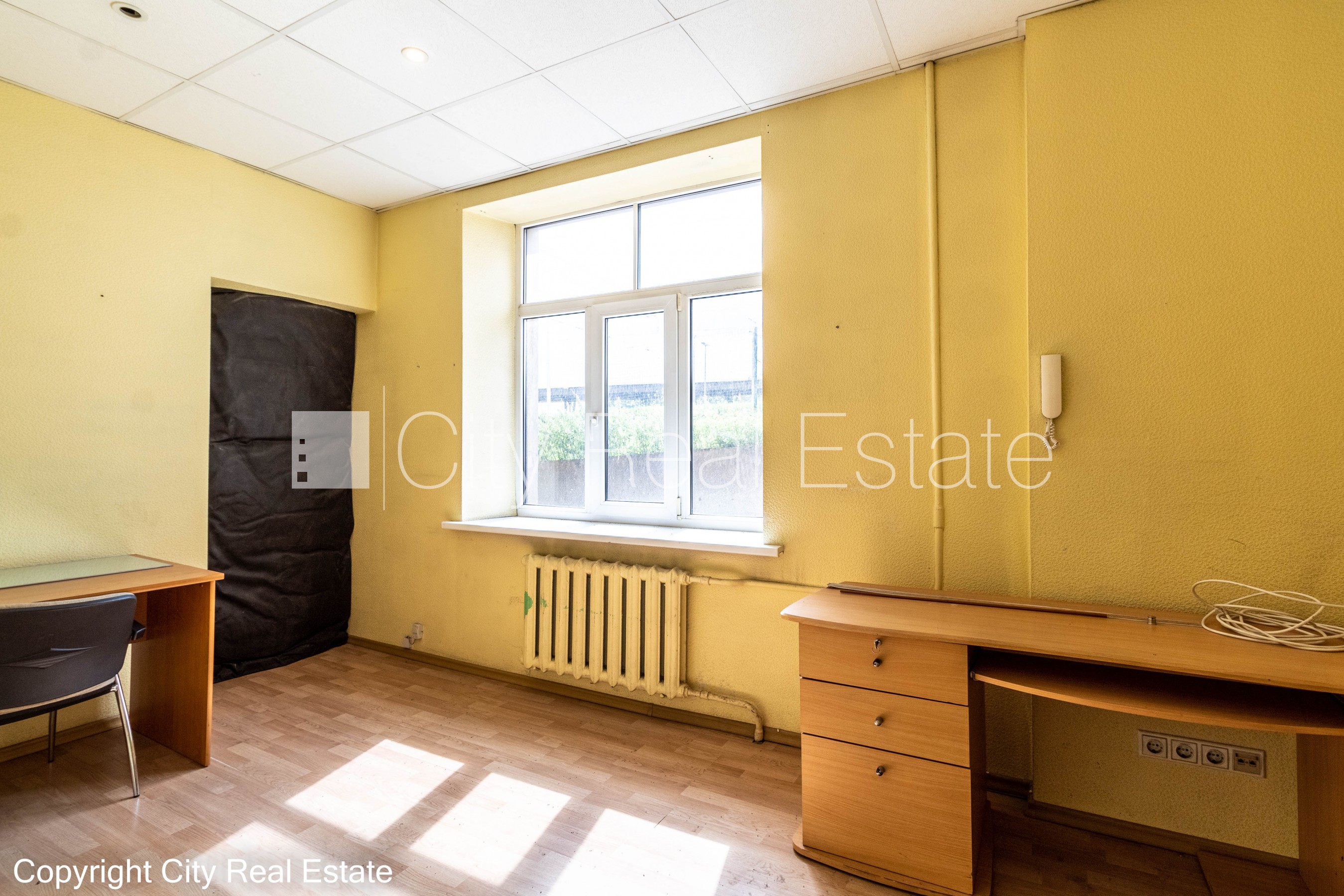 Sludinājumi. Pagalma ēka, slēgts pagalms, teritorijas iebrauktuves vārti aprīkoti ar automatizētu atvēršanās un Cena: 415 EUR/mēn Foto #2