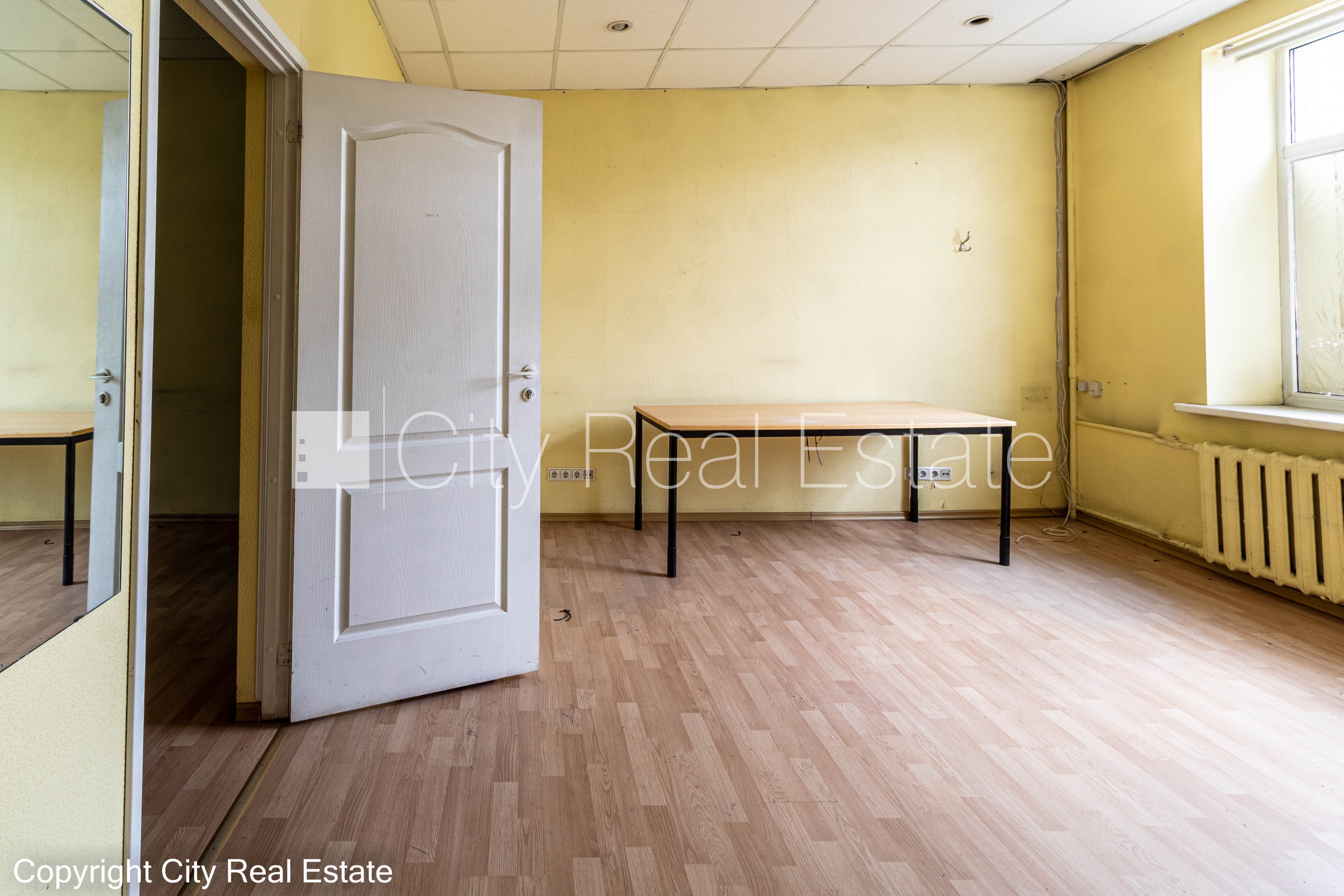 Sludinājumi. Pagalma ēka, slēgts pagalms, teritorijas iebrauktuves vārti aprīkoti ar automatizētu atvēršanās un Cena: 415 EUR/mēn Foto #7