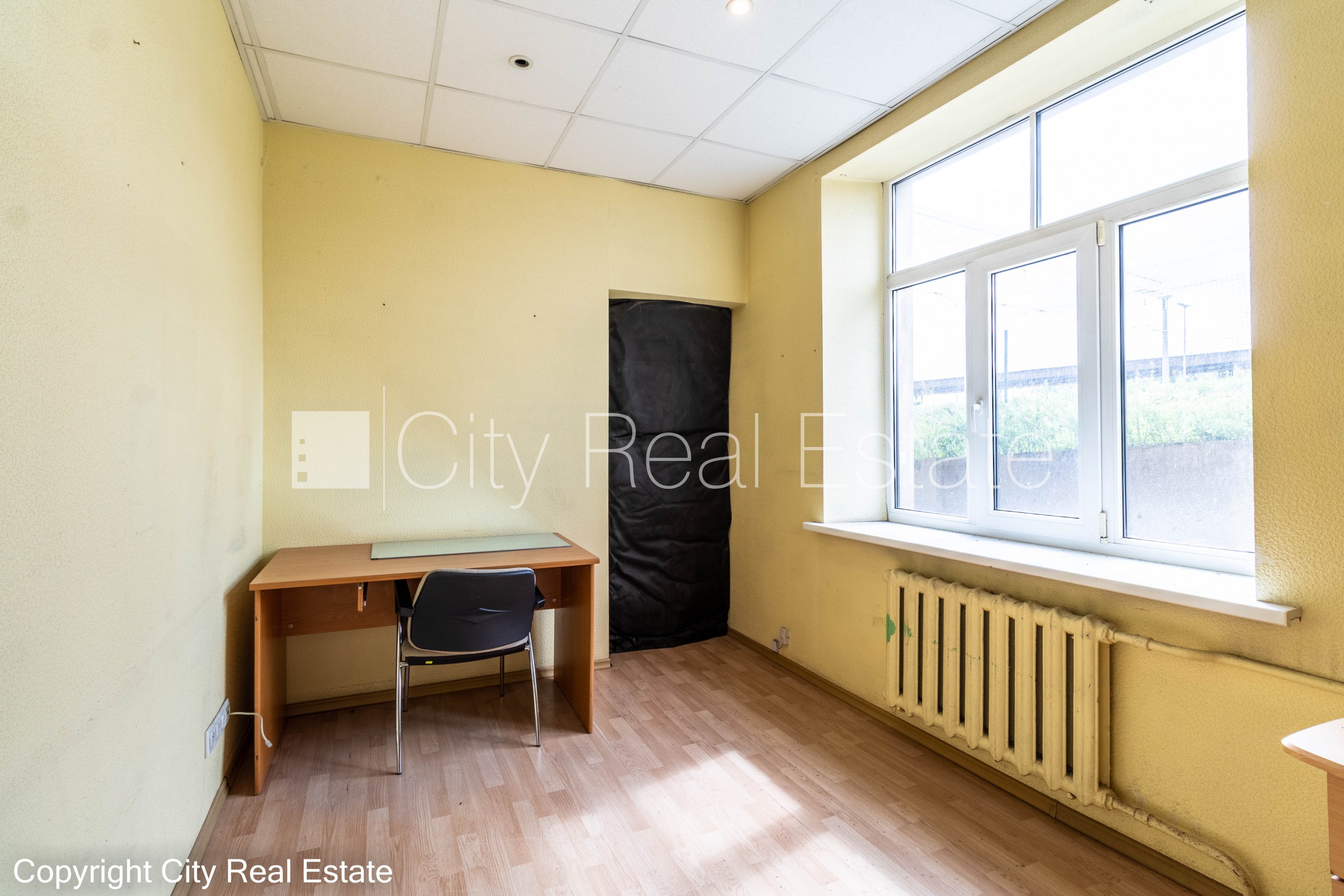 Sludinājumi. Pagalma ēka, slēgts pagalms, teritorijas iebrauktuves vārti aprīkoti ar automatizētu atvēršanās un Cena: 415 EUR/mēn Foto #3