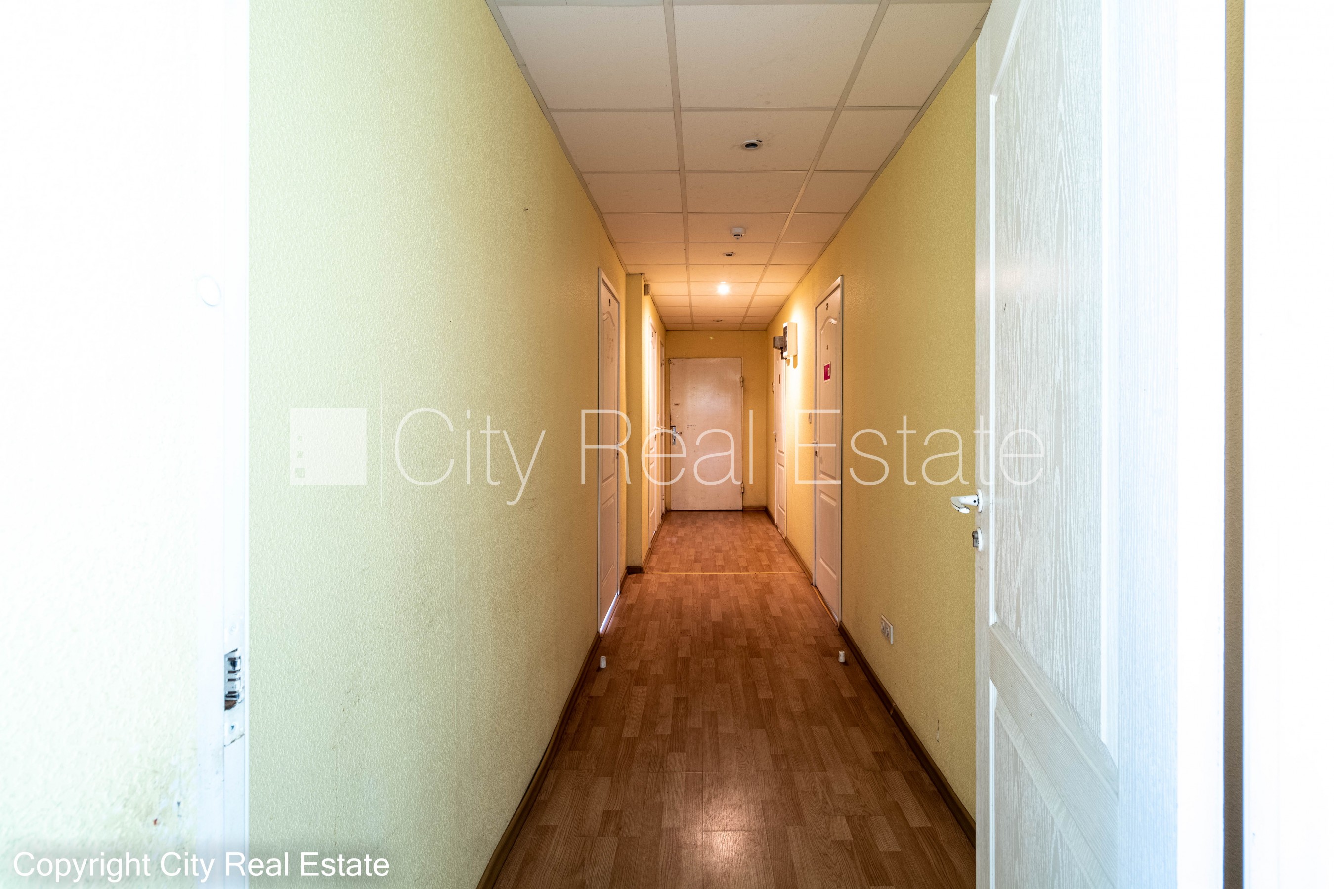 Sludinājumi. Pagalma ēka, slēgts pagalms, teritorijas iebrauktuves vārti aprīkoti ar automatizētu atvēršanās un Cena: 415 EUR/mēn Foto #9