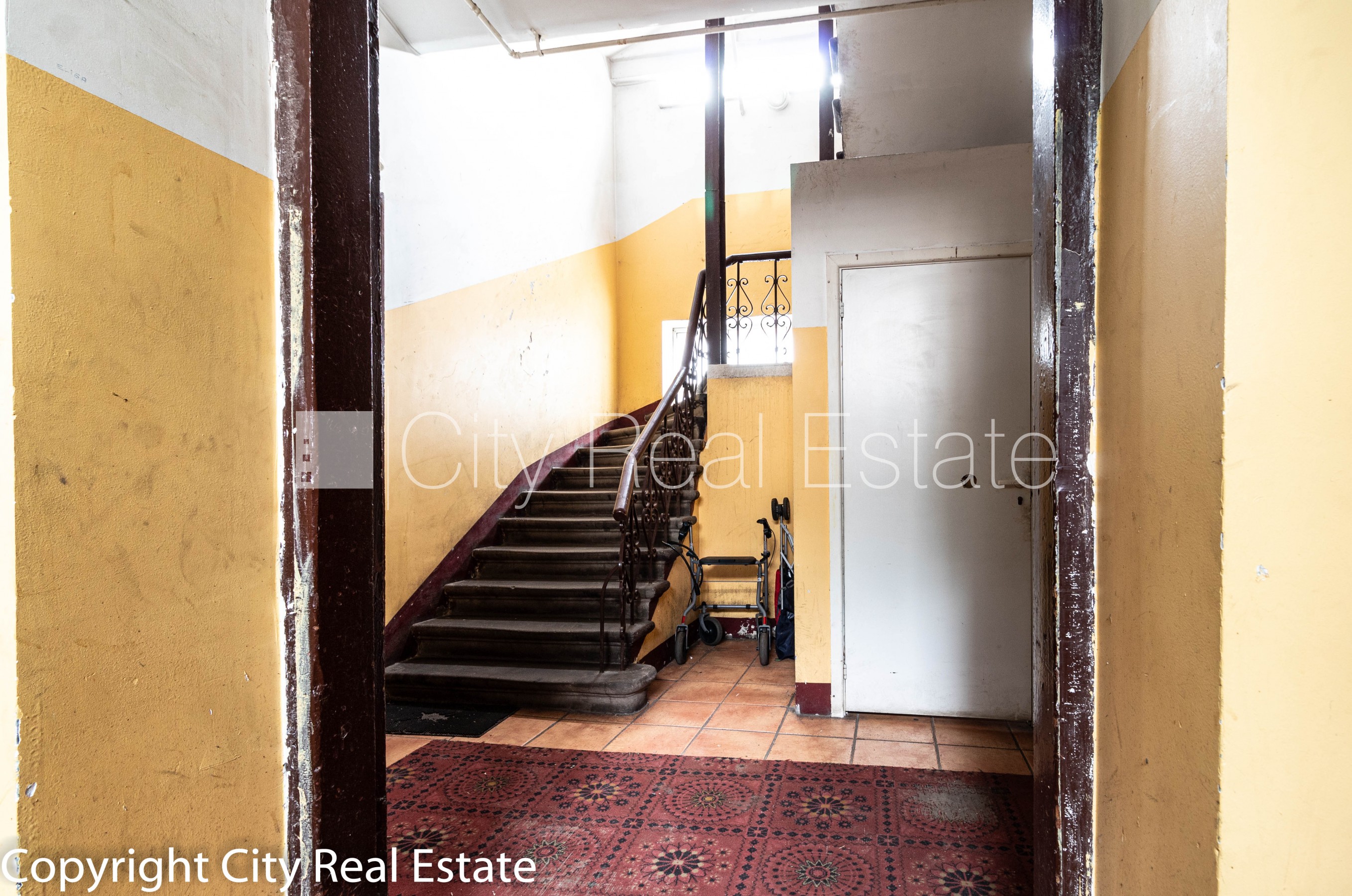 Sludinājumi. Pagalma ēka, slēgts pagalms, teritorijas iebrauktuves vārti aprīkoti ar automatizētu atvēršanās un Cena: 415 EUR/mēn Foto #12