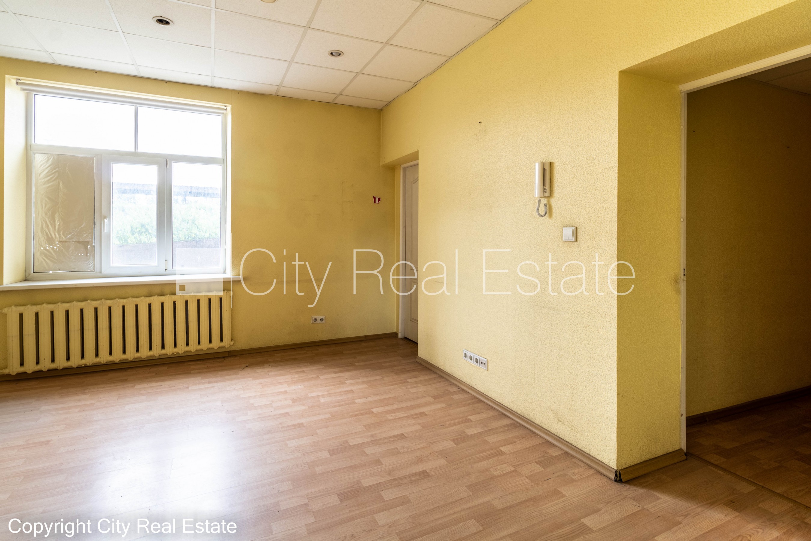 Sludinājumi. Pagalma ēka, slēgts pagalms, teritorijas iebrauktuves vārti aprīkoti ar automatizētu atvēršanās un Cena: 415 EUR/mēn Foto #8