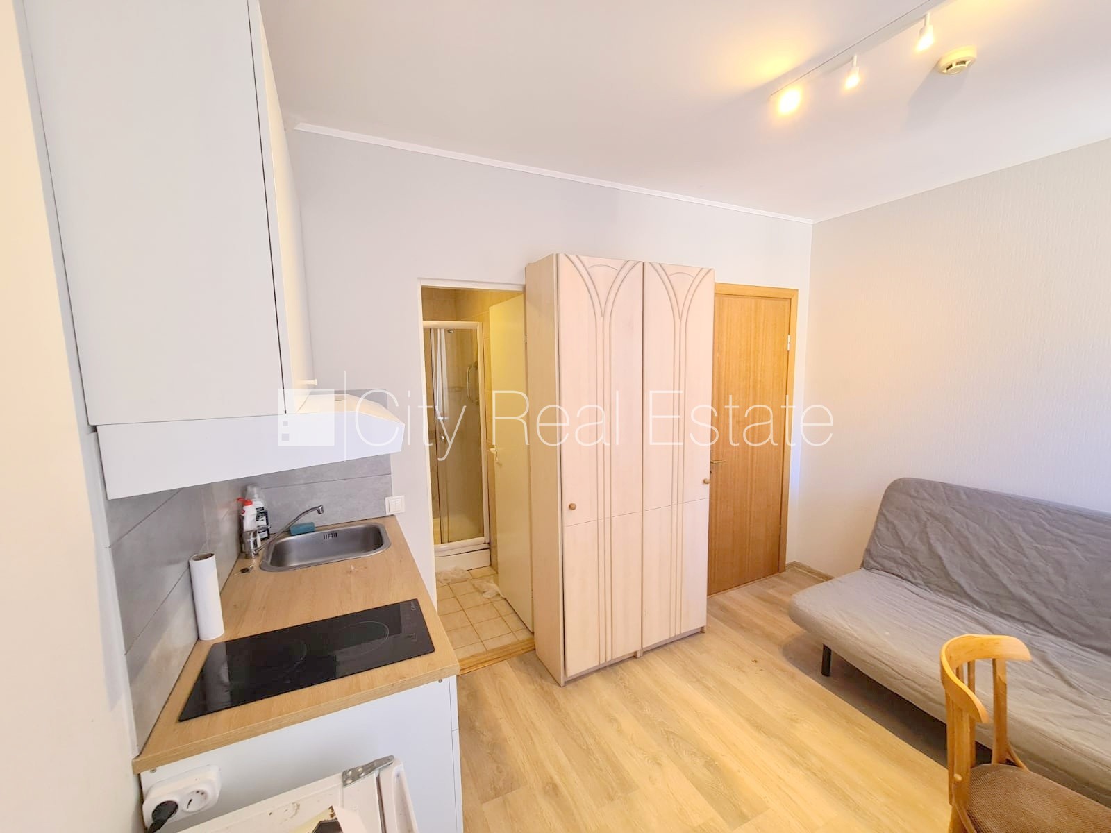 Sludinājumi. Fasādes māja, renovēta māja, slēgts pagalms, ieeja no pagalma, kāpņu telpa pēc kapitālā remonta, Cena: 260 EUR/mēn Foto #3