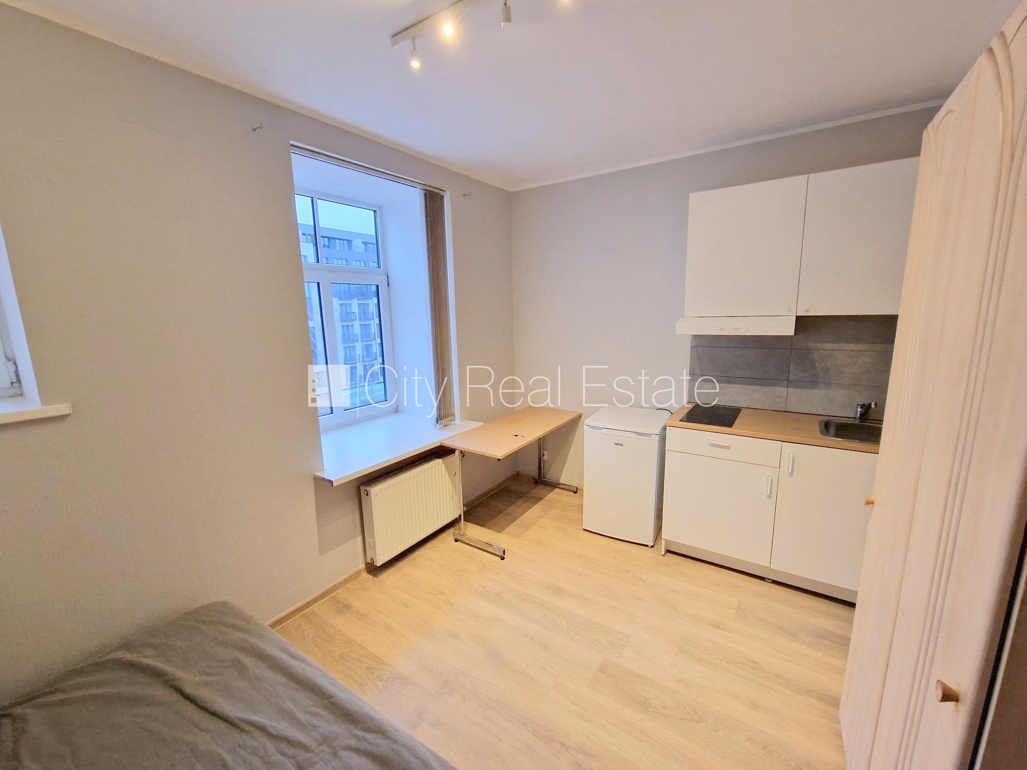 Sludinājumi. Fasādes māja, renovēta māja, slēgts pagalms, ieeja no pagalma, kāpņu telpa pēc kapitālā remonta, Cena: 260 EUR/mēn Foto #1