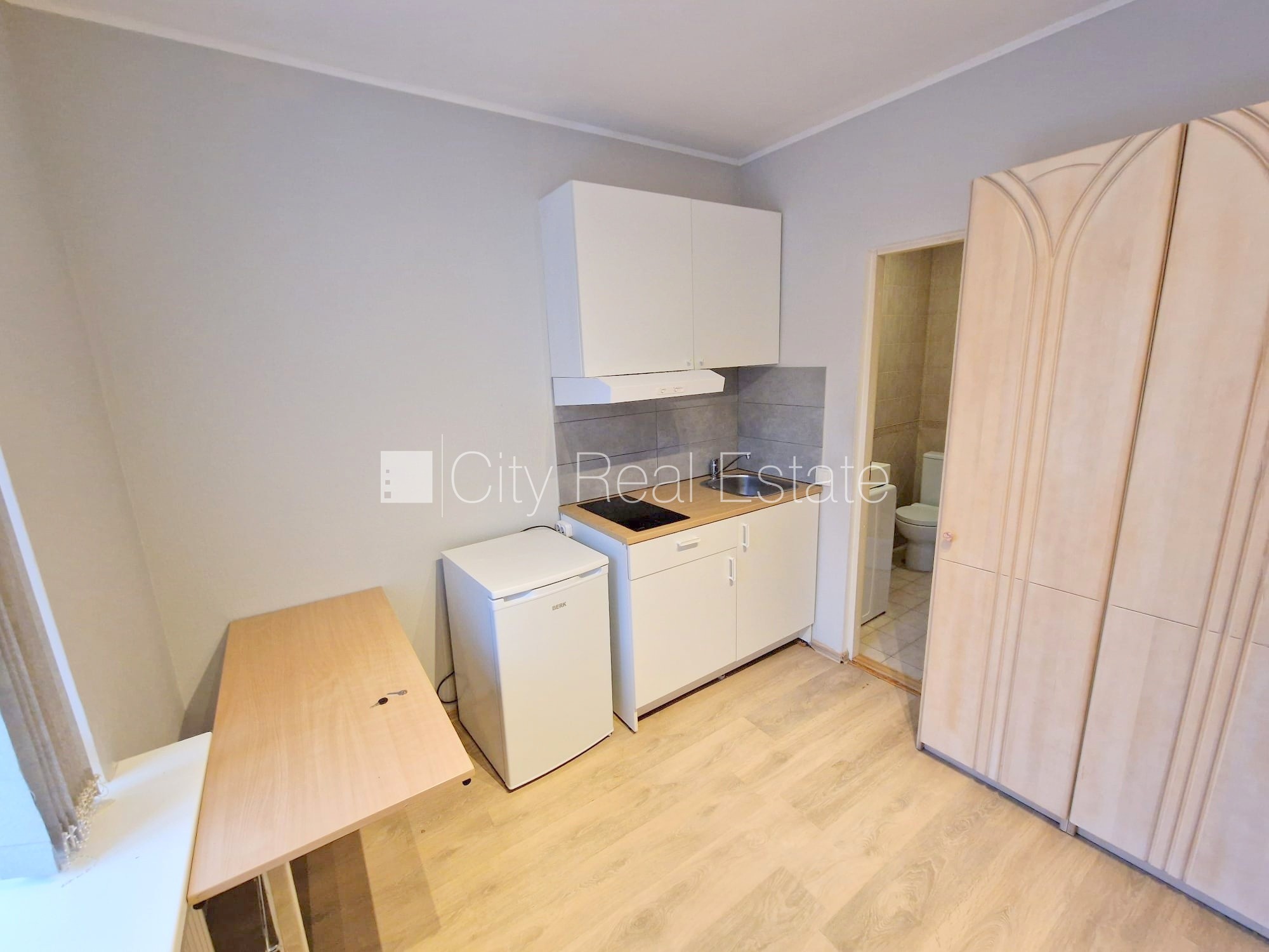 Sludinājumi. Fasādes māja, renovēta māja, slēgts pagalms, ieeja no pagalma, kāpņu telpa pēc kapitālā remonta, Cena: 260 EUR/mēn Foto #2