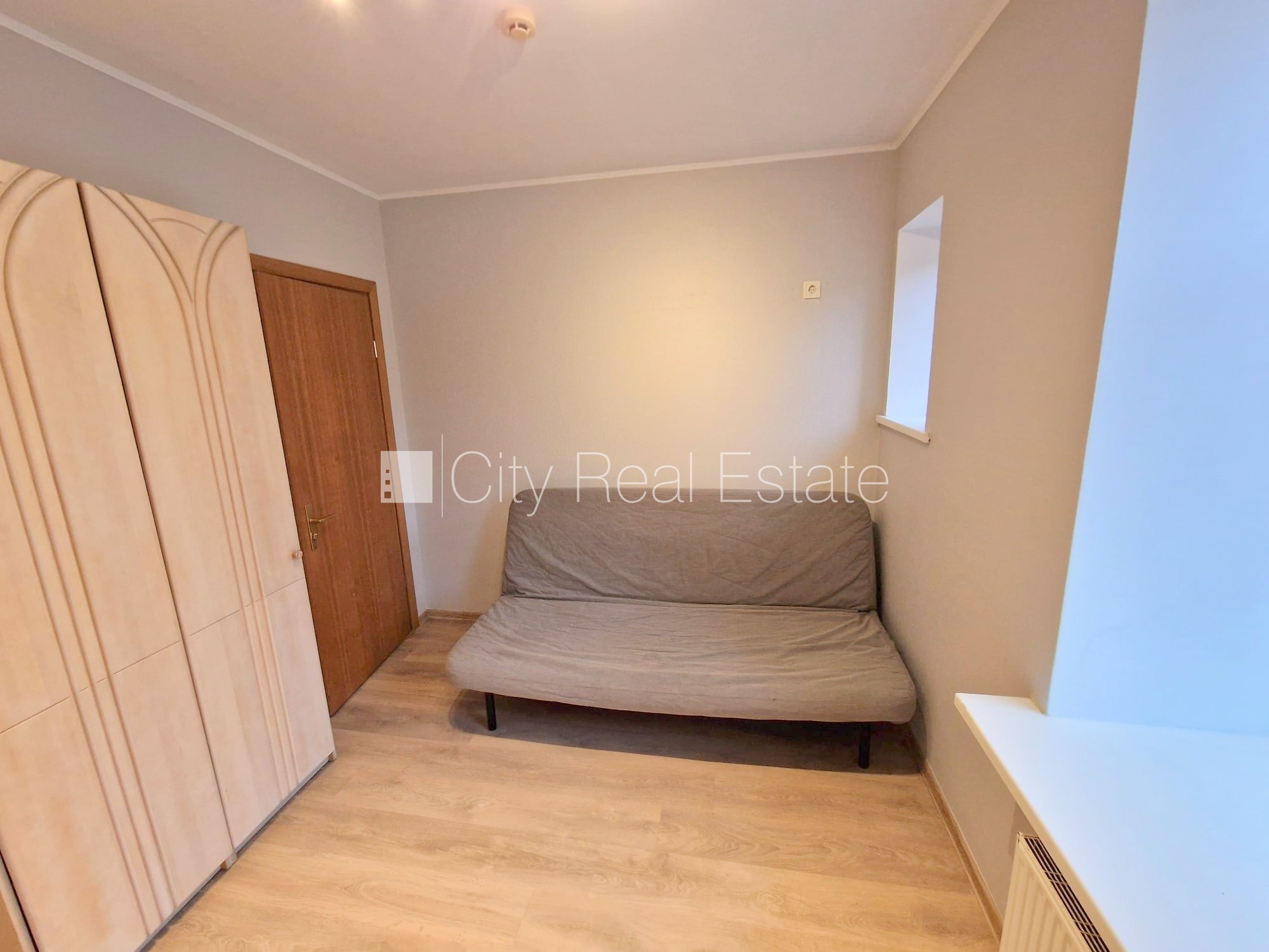 Sludinājumi. Fasādes māja, renovēta māja, slēgts pagalms, ieeja no pagalma, kāpņu telpa pēc kapitālā remonta, Cena: 260 EUR/mēn Foto #5