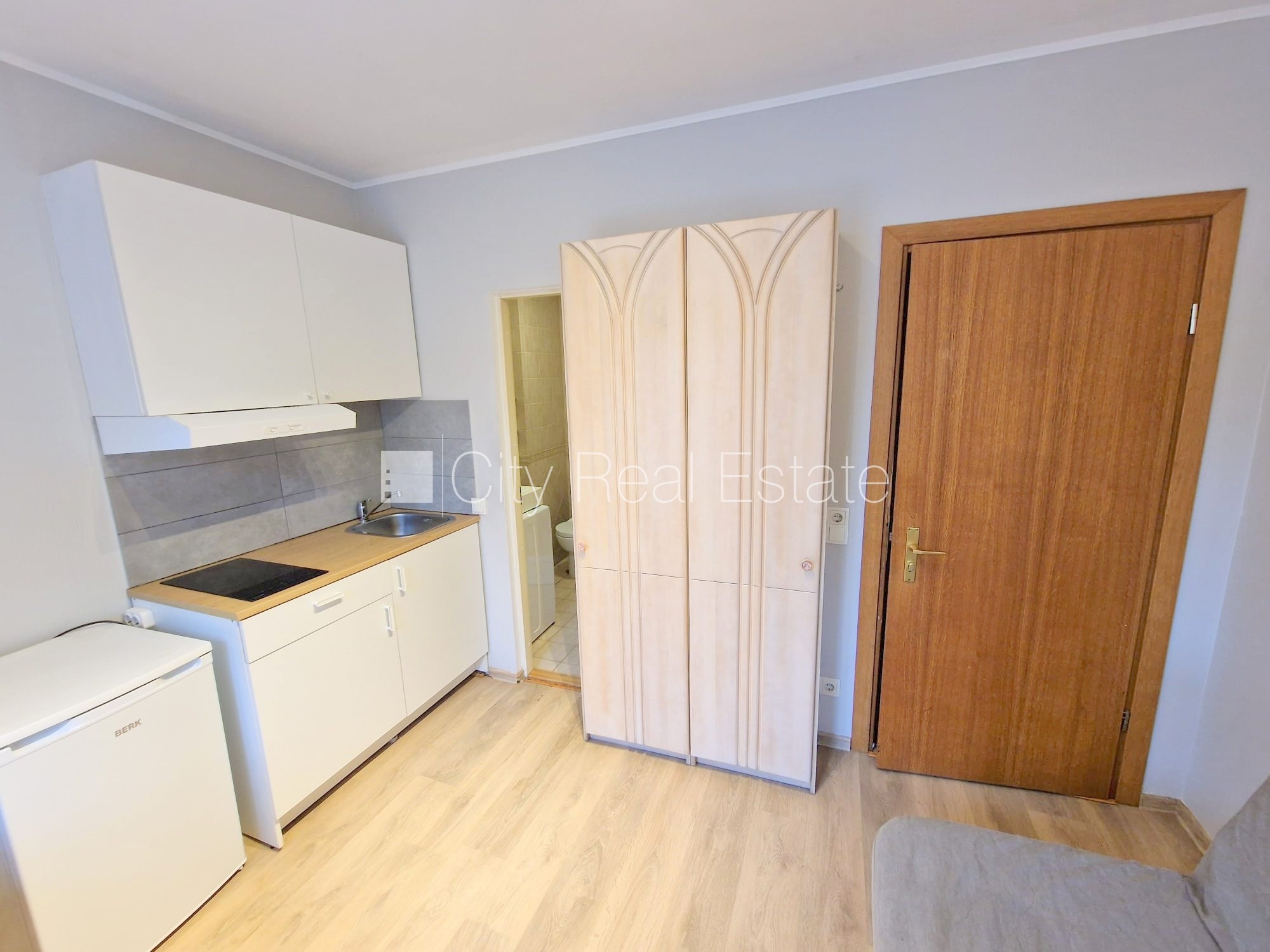 Sludinājumi. Fasādes māja, renovēta māja, slēgts pagalms, ieeja no pagalma, kāpņu telpa pēc kapitālā remonta, Cena: 260 EUR/mēn Foto #7