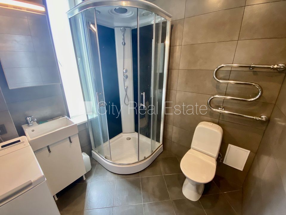 Sludinājumi. Renovēta māja, slēgts pagalms, ieeja no ielas, ir lifts, kāpņu telpa pēc kapitālā remonta, logi Cena: 300 EUR/mēn Foto #6