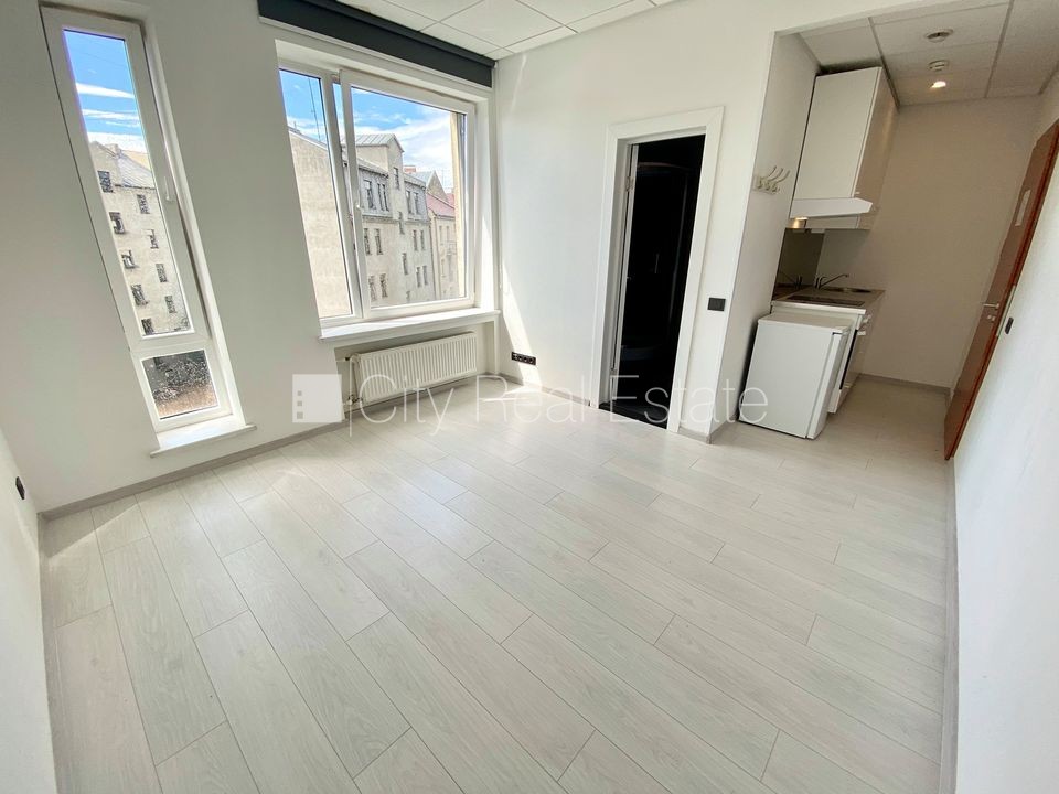 Sludinājumi. Renovēta māja, slēgts pagalms, ieeja no ielas, ir lifts, kāpņu telpa pēc kapitālā remonta, logi Cena: 300 EUR/mēn Foto #1