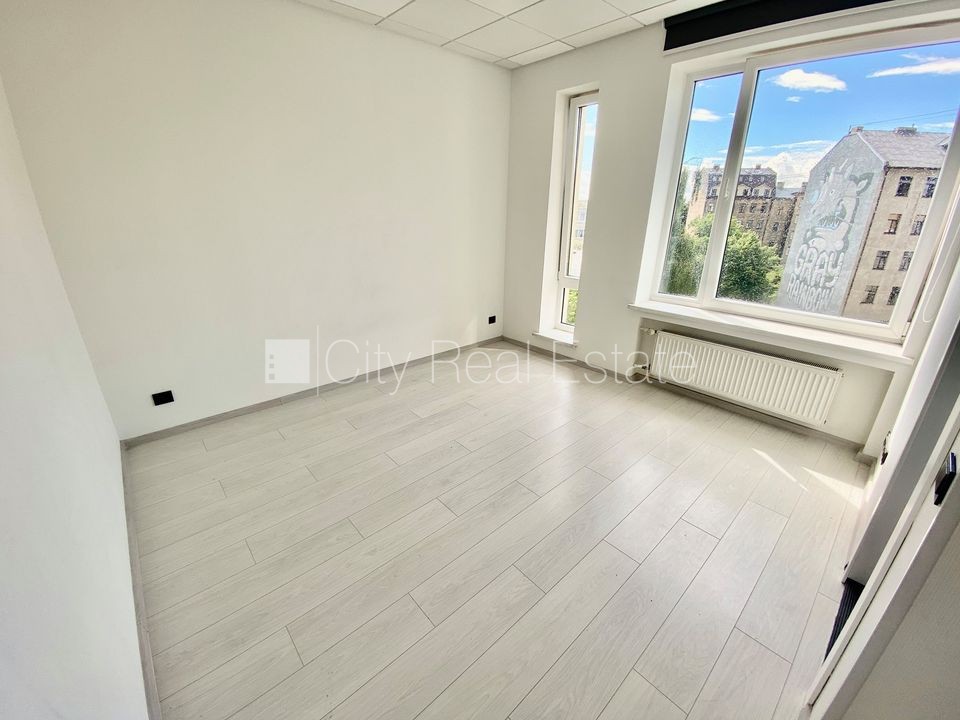 Sludinājumi. Renovēta māja, slēgts pagalms, ieeja no ielas, ir lifts, kāpņu telpa pēc kapitālā remonta, logi Cena: 300 EUR/mēn Foto #3