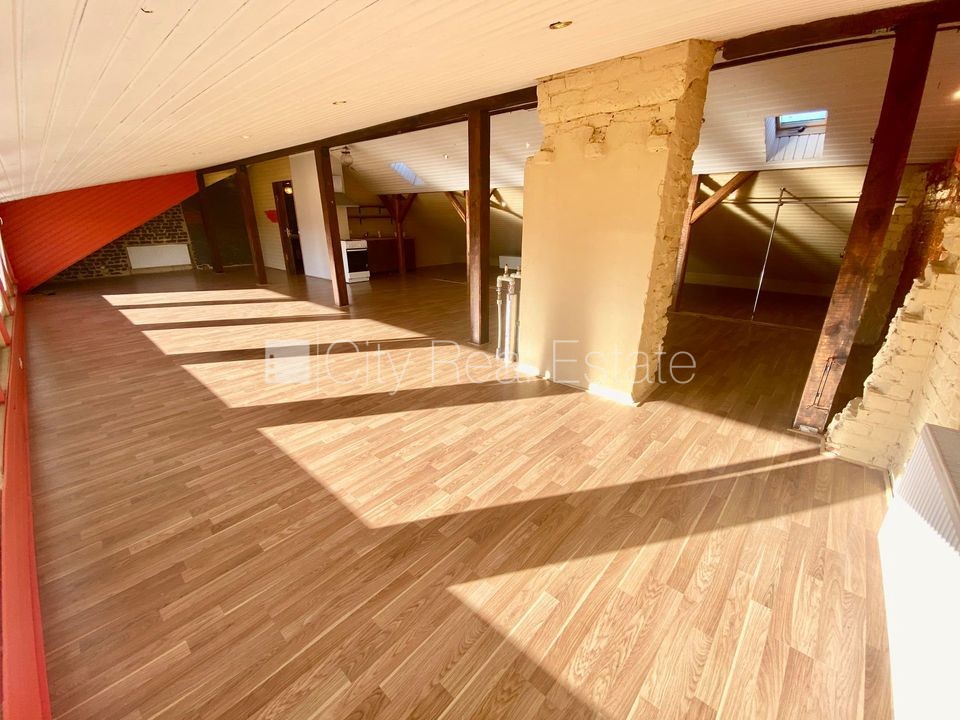 Sludinājumi. Pagalma ēka, renovēta māja, slēgts pagalms, ieeja no pagalma, mansards, kāpņu telpa pēc kosmētiskā Cena: 450 EUR/mēn Foto #3