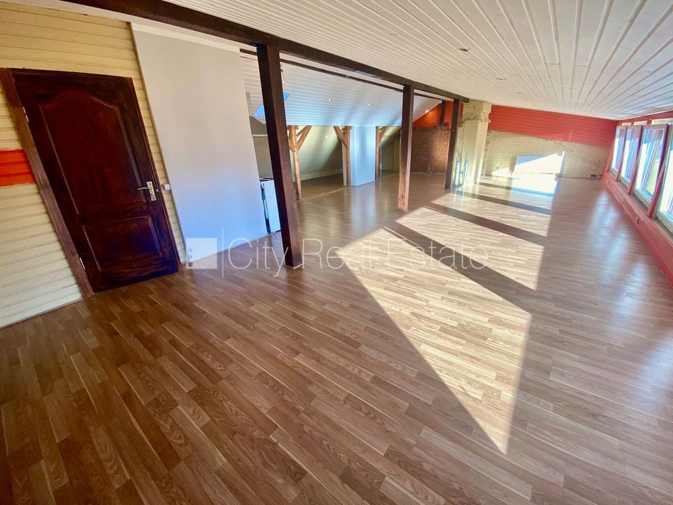 Sludinājumi. Pagalma ēka, renovēta māja, slēgts pagalms, ieeja no pagalma, mansards, kāpņu telpa pēc kosmētiskā Cena: 450 EUR/mēn Foto #2