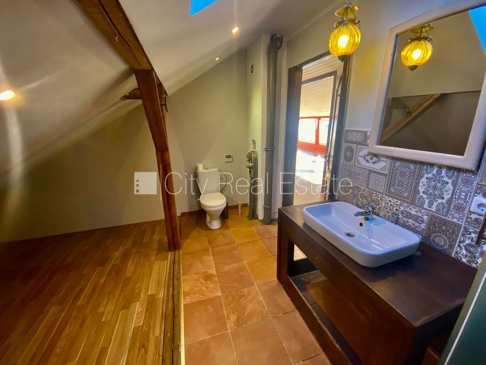 Sludinājumi. Pagalma ēka, renovēta māja, slēgts pagalms, ieeja no pagalma, mansards, kāpņu telpa pēc kosmētiskā Cena: 450 EUR/mēn Foto #5