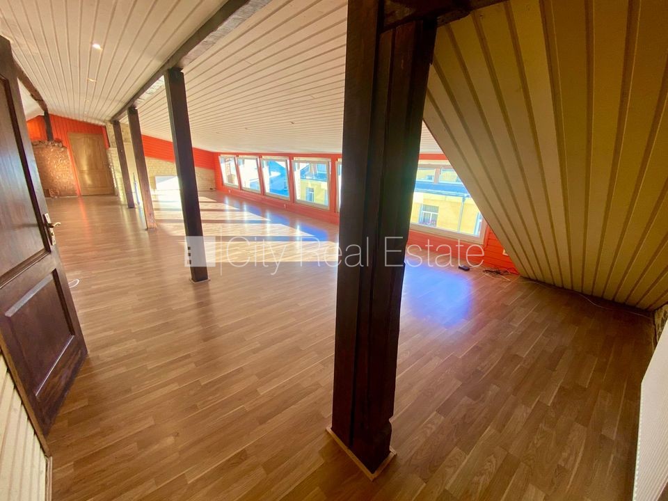 Sludinājumi. Pagalma ēka, renovēta māja, slēgts pagalms, ieeja no pagalma, mansards, kāpņu telpa pēc kosmētiskā Cena: 450 EUR/mēn Foto #4