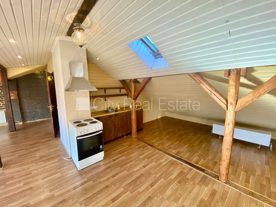 Sludinājumi. Pagalma ēka, renovēta māja, slēgts pagalms, ieeja no pagalma, mansards, kāpņu telpa pēc kosmētiskā Cena: 450 EUR/mēn Foto #1