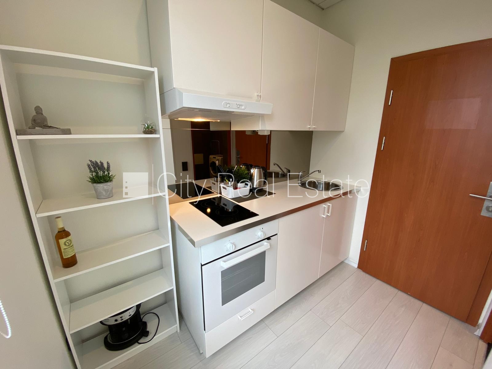 Sludinājumi. Jaunceltne, fasādes māja, ieeja no ielas, ir lifts, kāpņu telpa pēc kapitālā remonta, logi vērsti Cena: 330 EUR/mēn Foto #7