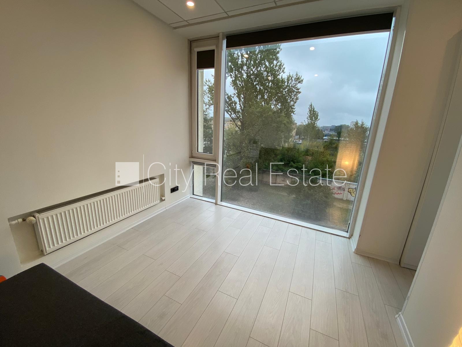 Sludinājumi. Jaunceltne, fasādes māja, ieeja no ielas, ir lifts, kāpņu telpa pēc kapitālā remonta, logi vērsti Cena: 330 EUR/mēn Foto #2