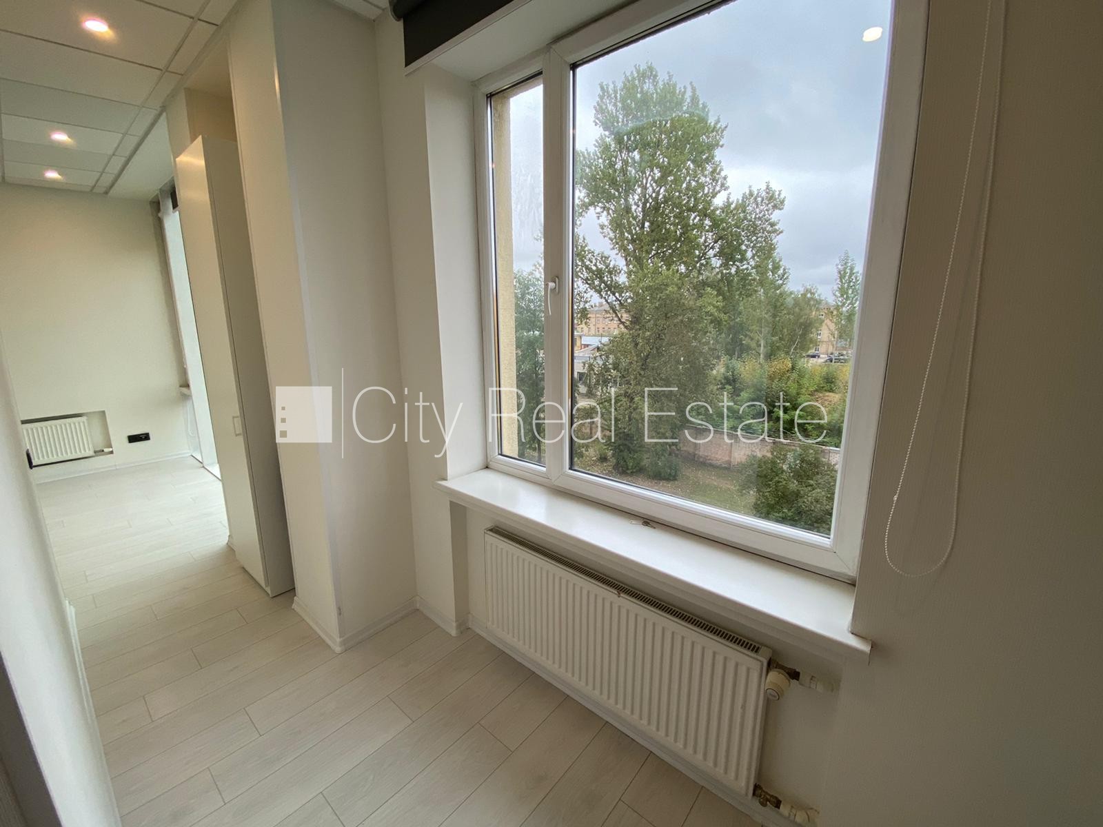 Sludinājumi. Jaunceltne, fasādes māja, ieeja no ielas, ir lifts, kāpņu telpa pēc kapitālā remonta, logi vērsti Cena: 330 EUR/mēn Foto #5