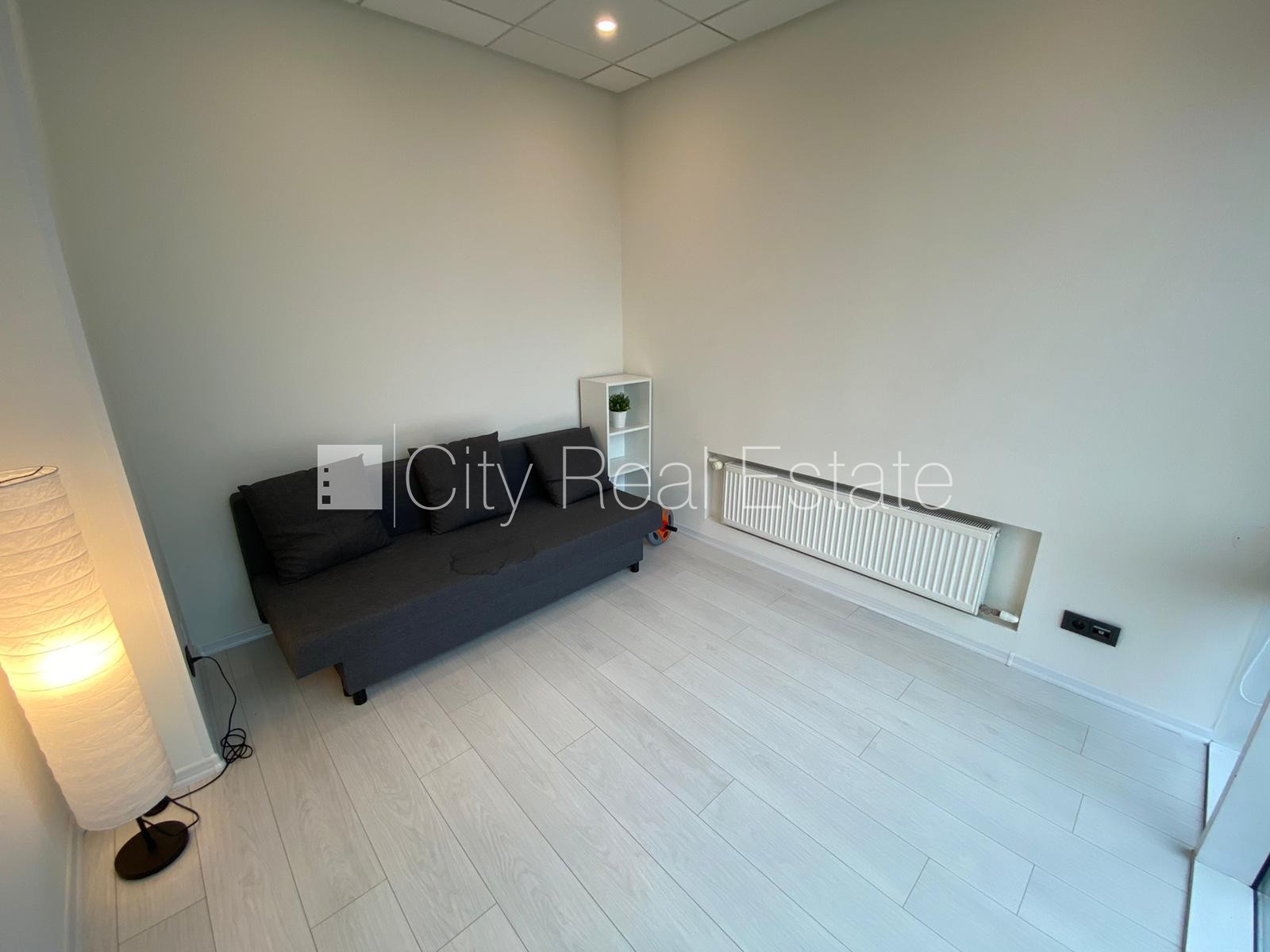 Sludinājumi. Jaunceltne, fasādes māja, ieeja no ielas, ir lifts, kāpņu telpa pēc kapitālā remonta, logi vērsti Cena: 330 EUR/mēn Foto #4