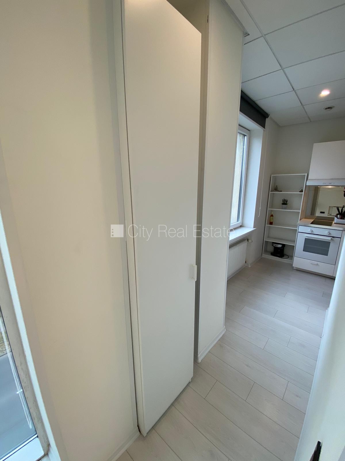 Sludinājumi. Jaunceltne, fasādes māja, ieeja no ielas, ir lifts, kāpņu telpa pēc kapitālā remonta, logi vērsti Cena: 330 EUR/mēn Foto #6