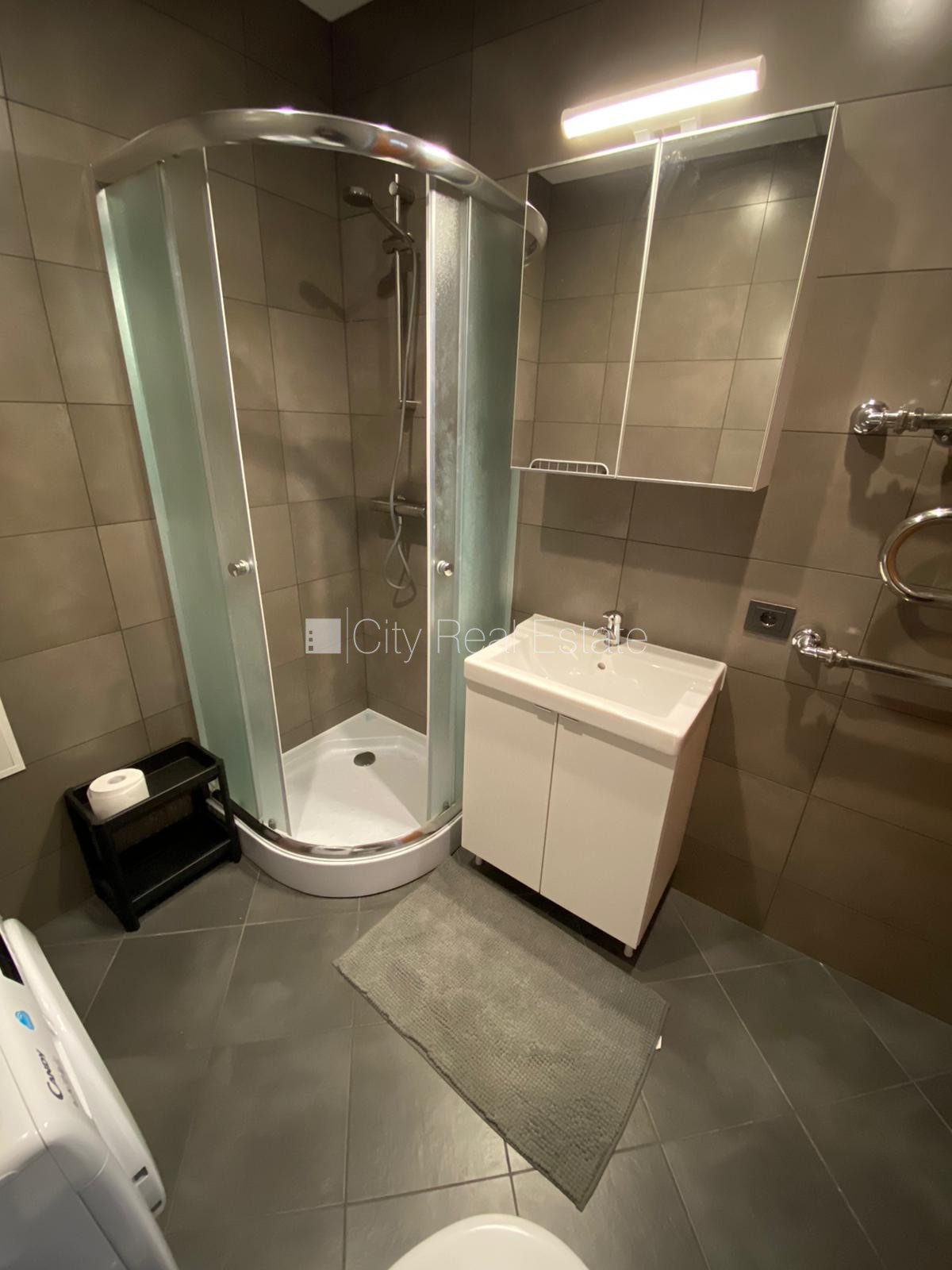 Sludinājumi. Jaunceltne, fasādes māja, ieeja no ielas, ir lifts, kāpņu telpa pēc kapitālā remonta, logi vērsti Cena: 330 EUR/mēn Foto #9