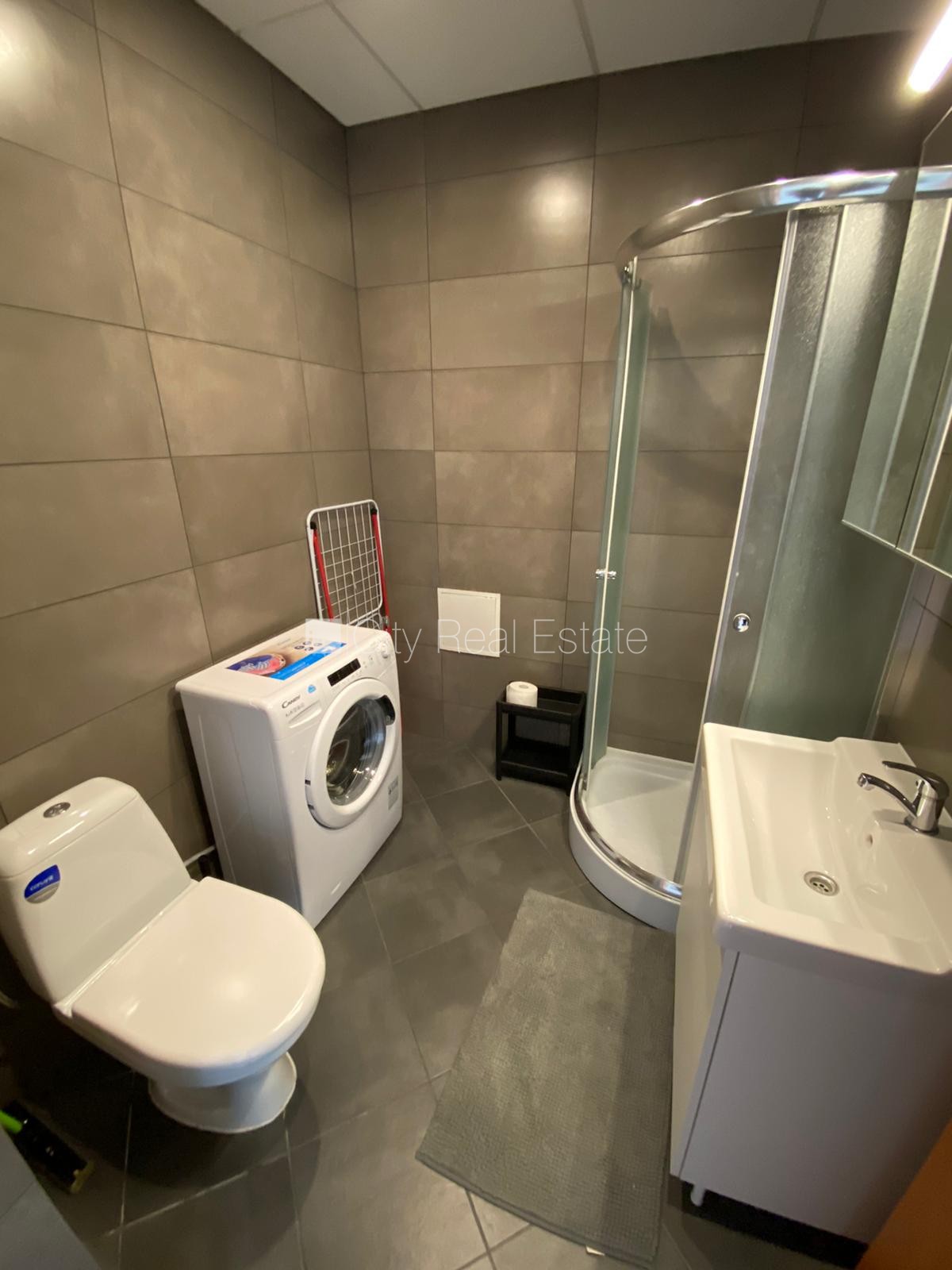 Sludinājumi. Jaunceltne, fasādes māja, ieeja no ielas, ir lifts, kāpņu telpa pēc kapitālā remonta, logi vērsti Cena: 330 EUR/mēn Foto #10