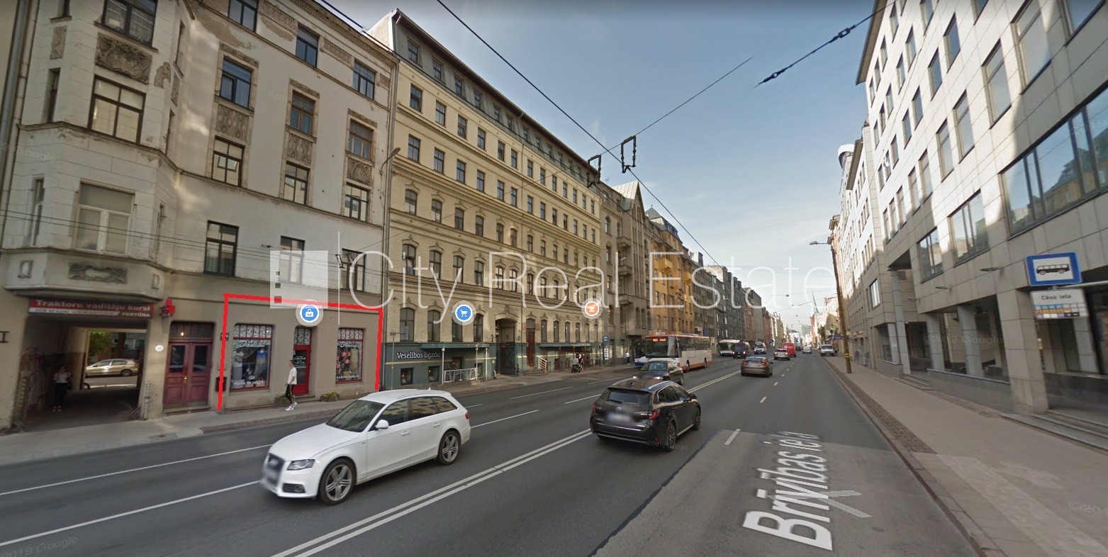 Sludinājumi. Fasādes māja, ieeja no ielas, logi vērsti uz ielas pusi, plašs skats no loga, halle 40 m2, Cena: 400 EUR/mēn Foto #11