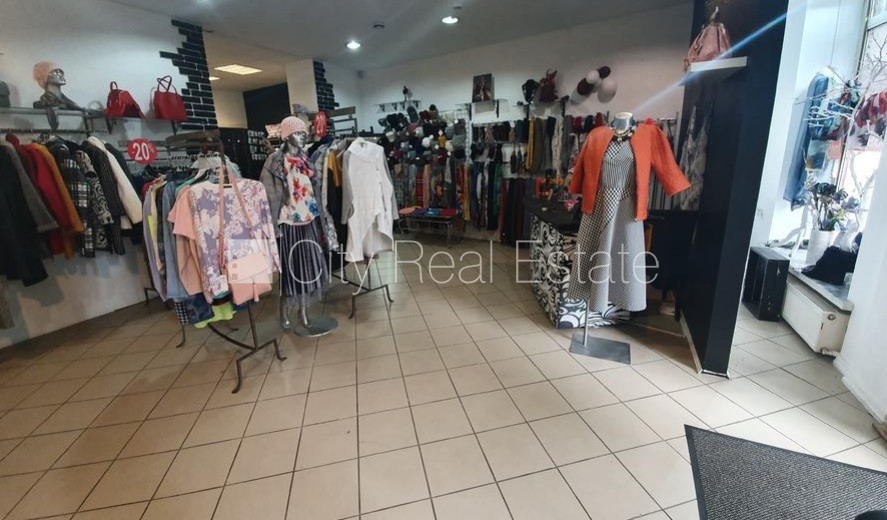 Sludinājumi. Fasādes māja, ieeja no ielas, logi vērsti uz ielas pusi, plašs skats no loga, halle 40 m2, Cena: 400 EUR/mēn Foto #2