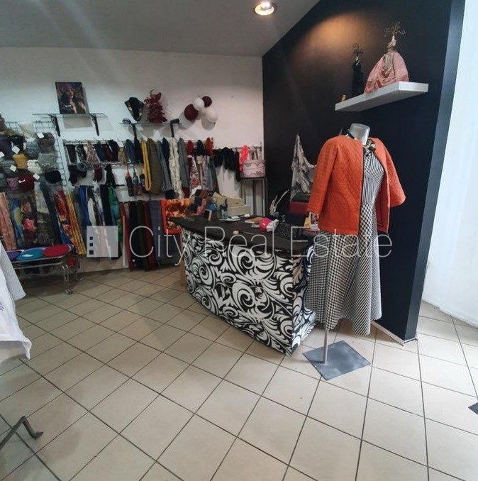 Sludinājumi. Fasādes māja, ieeja no ielas, logi vērsti uz ielas pusi, plašs skats no loga, halle 40 m2, Cena: 400 EUR/mēn Foto #5