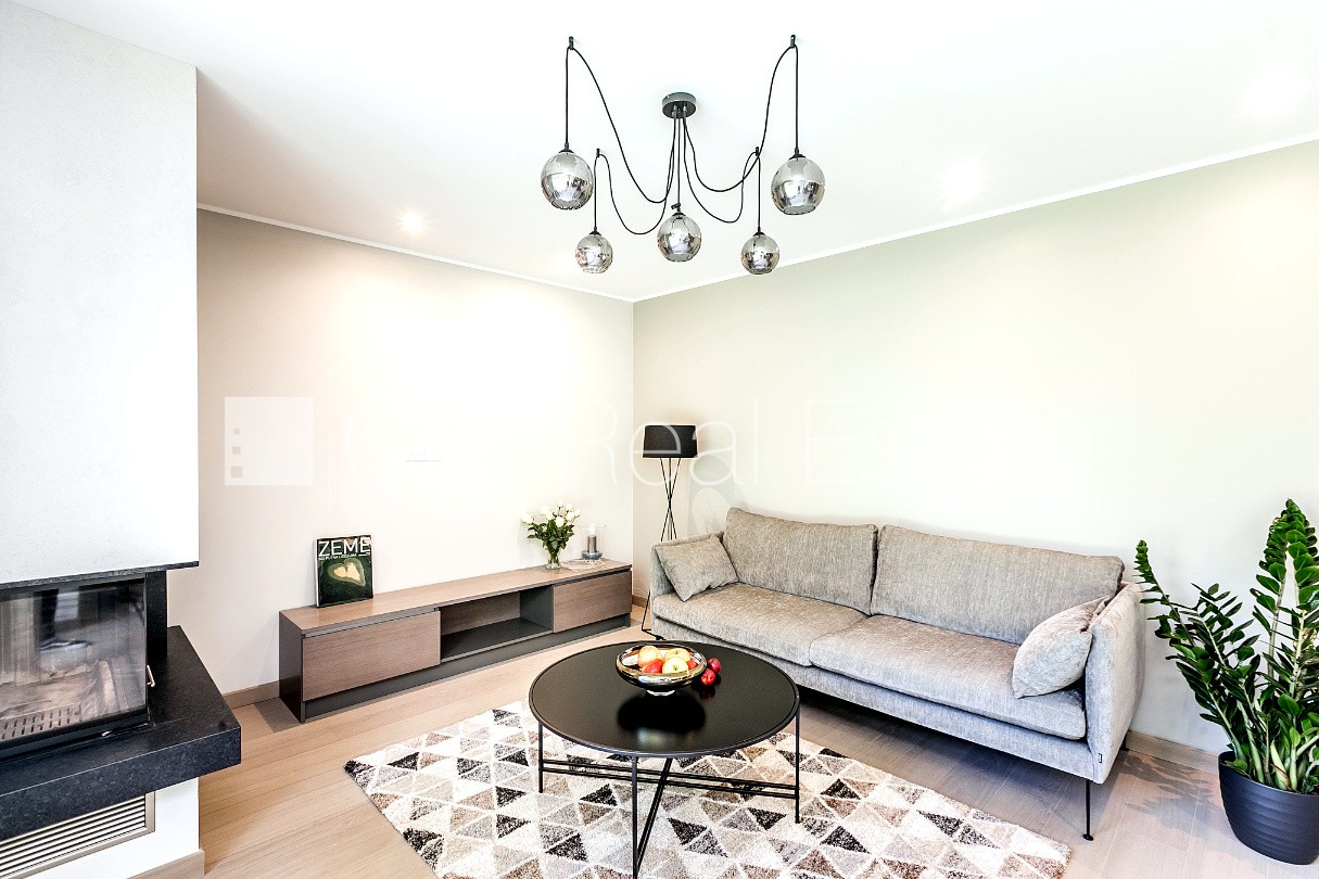 Объявление. Таунхаус, новостройка, благоустроенная озеленённая территория, подъездная дорога покрыта брущаткoй, Цена: 2500 EUR/мес. Foto #2