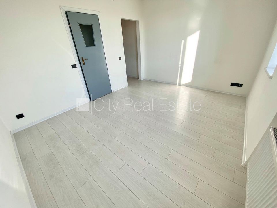 Объявление. Фасадный дом, реновированный дом, закрытый двор, вход с улицы, лифт, лестничная клетка после Цена: 290 EUR/мес. Foto #2