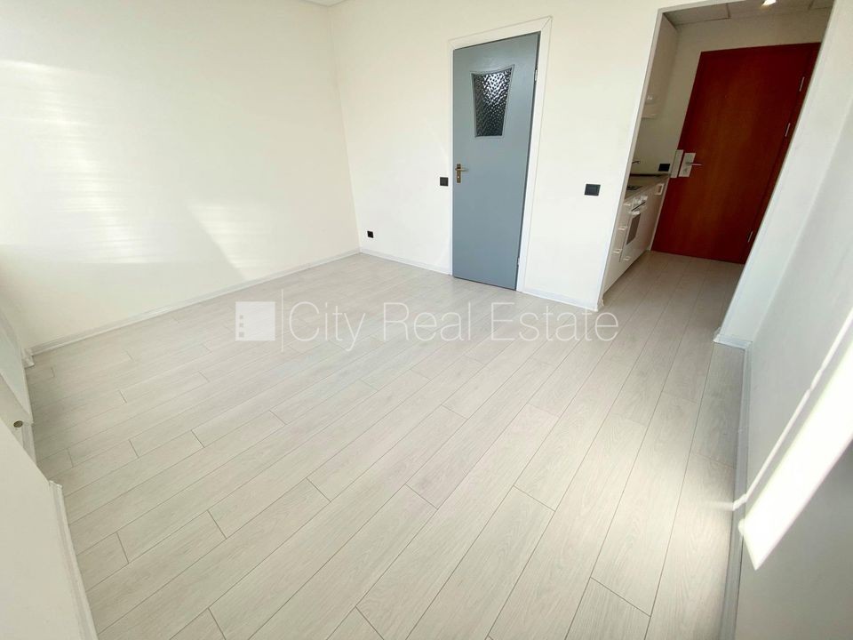 Объявление. Фасадный дом, реновированный дом, закрытый двор, вход с улицы, лифт, лестничная клетка после Цена: 290 EUR/мес. Foto #3