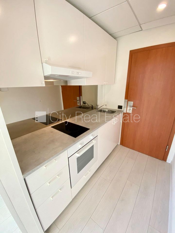 Объявление. Фасадный дом, реновированный дом, закрытый двор, вход с улицы, лифт, лестничная клетка после Цена: 290 EUR/мес. Foto #5