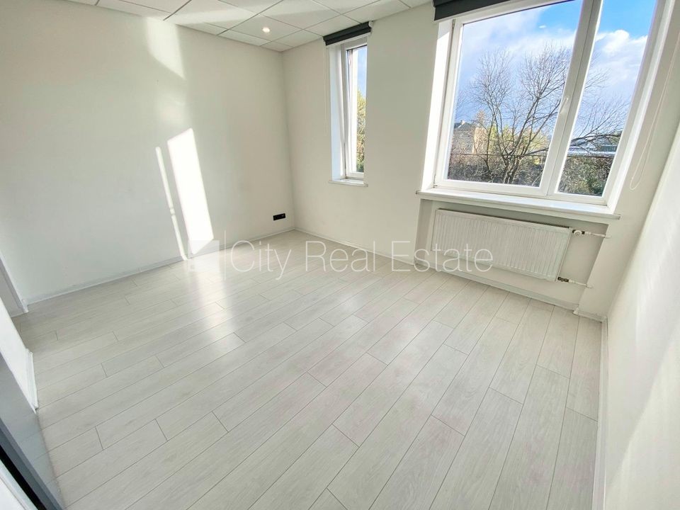 Объявление. Фасадный дом, реновированный дом, закрытый двор, вход с улицы, лифт, лестничная клетка после Цена: 290 EUR/мес. Foto #1