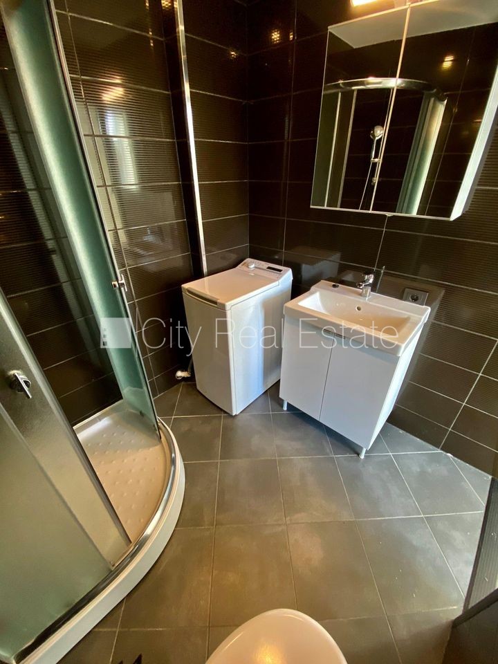 Объявление. Фасадный дом, реновированный дом, закрытый двор, вход с улицы, лифт, лестничная клетка после Цена: 290 EUR/мес. Foto #7